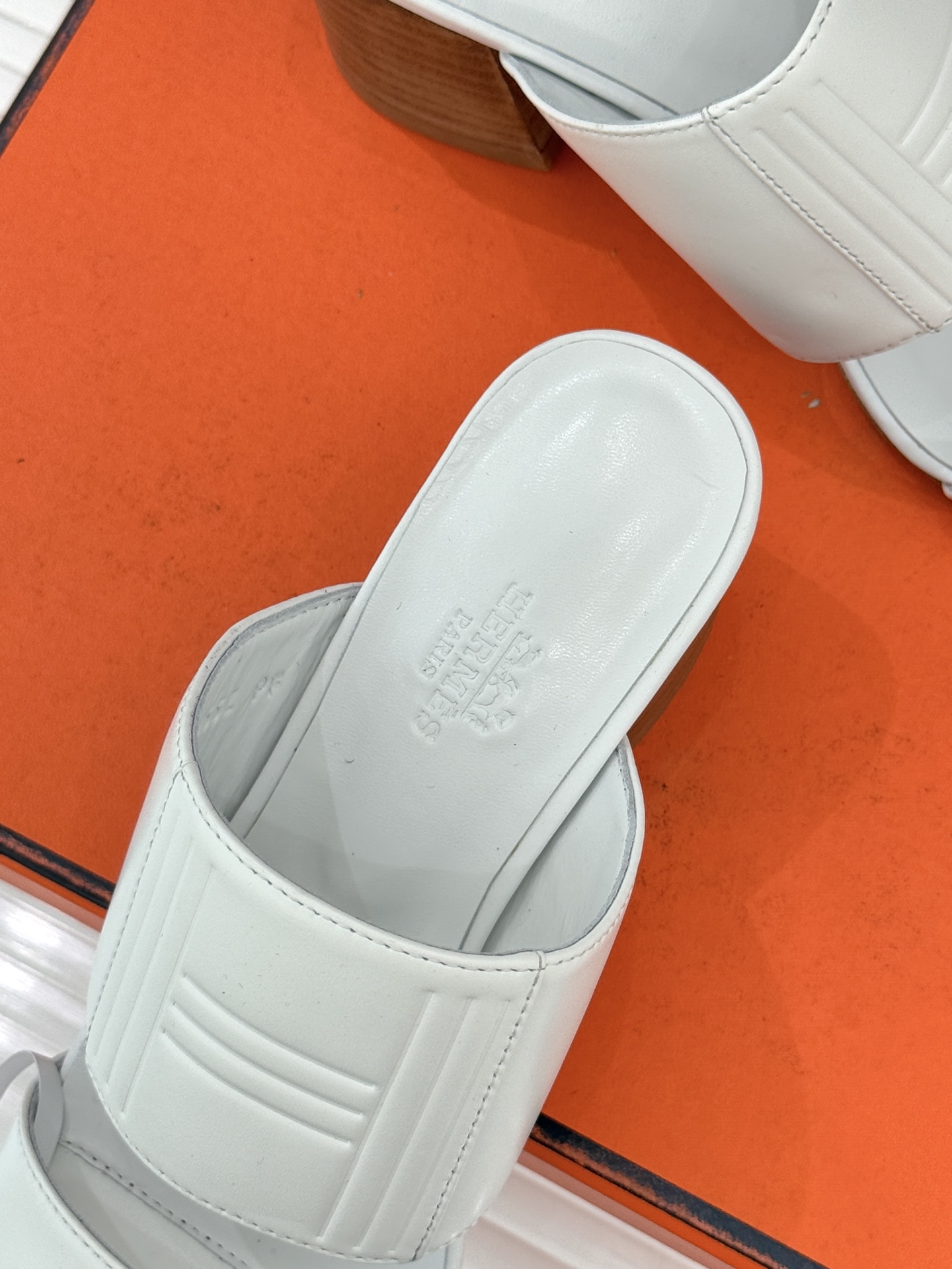 Hermès/爱马仕26WF新品极简双带拖鞋以利落线条诠释顶奢松弛美学。摒弃繁复装饰 双带勾勒利落轮廓于