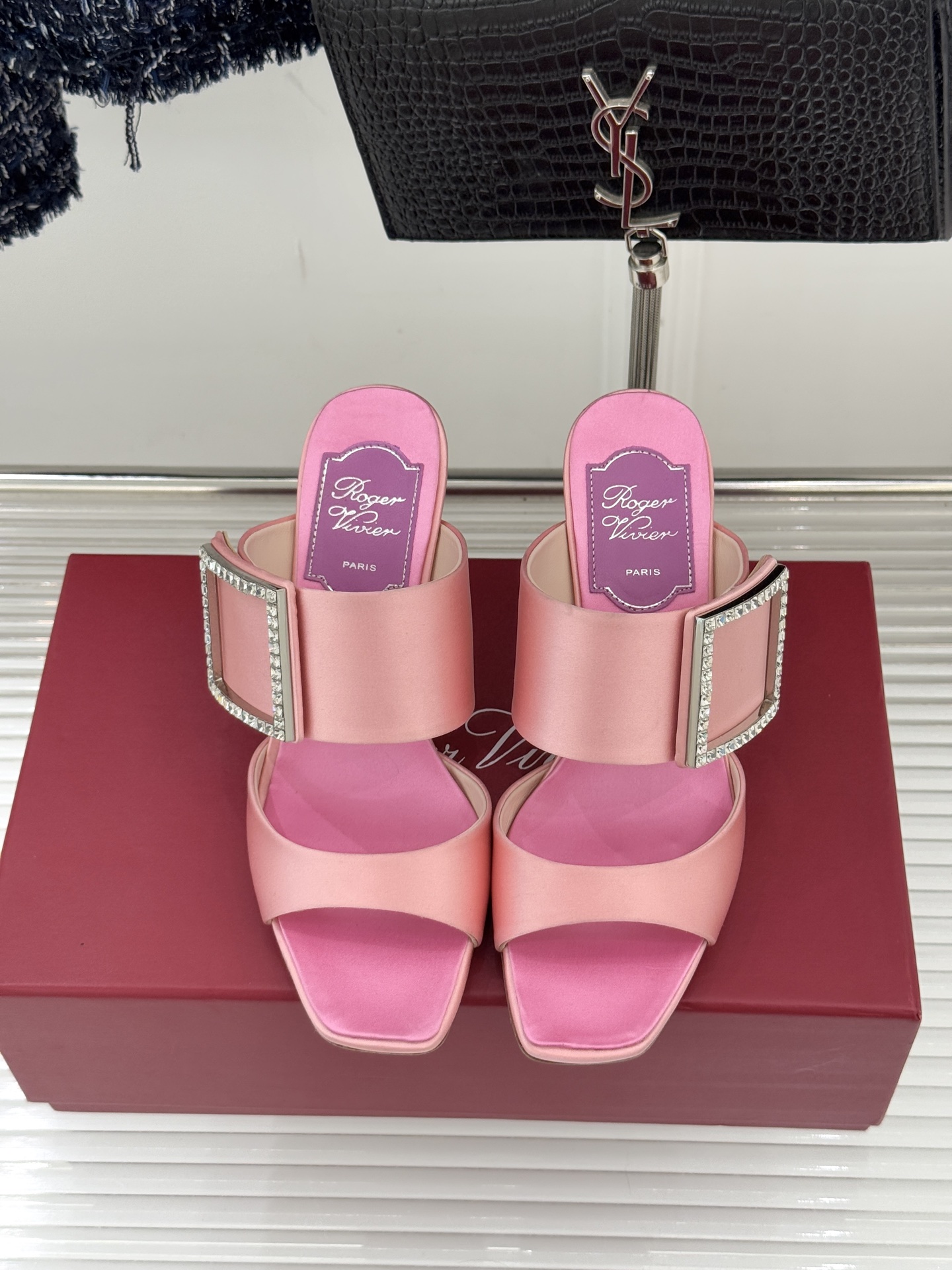 Roger Vivier｜RV26WF新品水钻方扣真丝高跟拖鞋以巴黎高定美学 续写足尖优雅传奇。标志性水