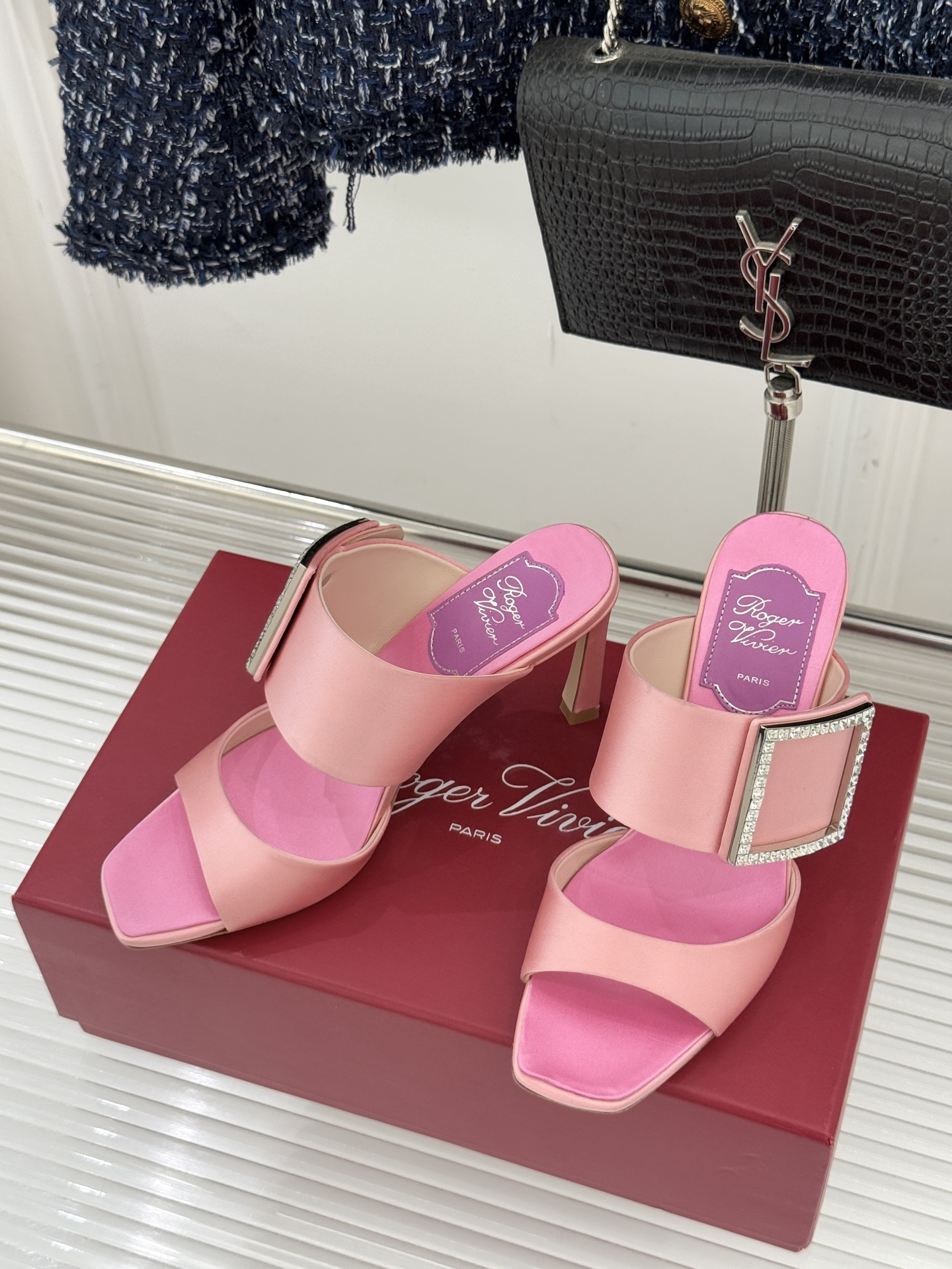 Roger Vivier｜RV26WF新品水钻方扣真丝高跟拖鞋以巴黎高定美学 续写足尖优雅传奇。标志性水