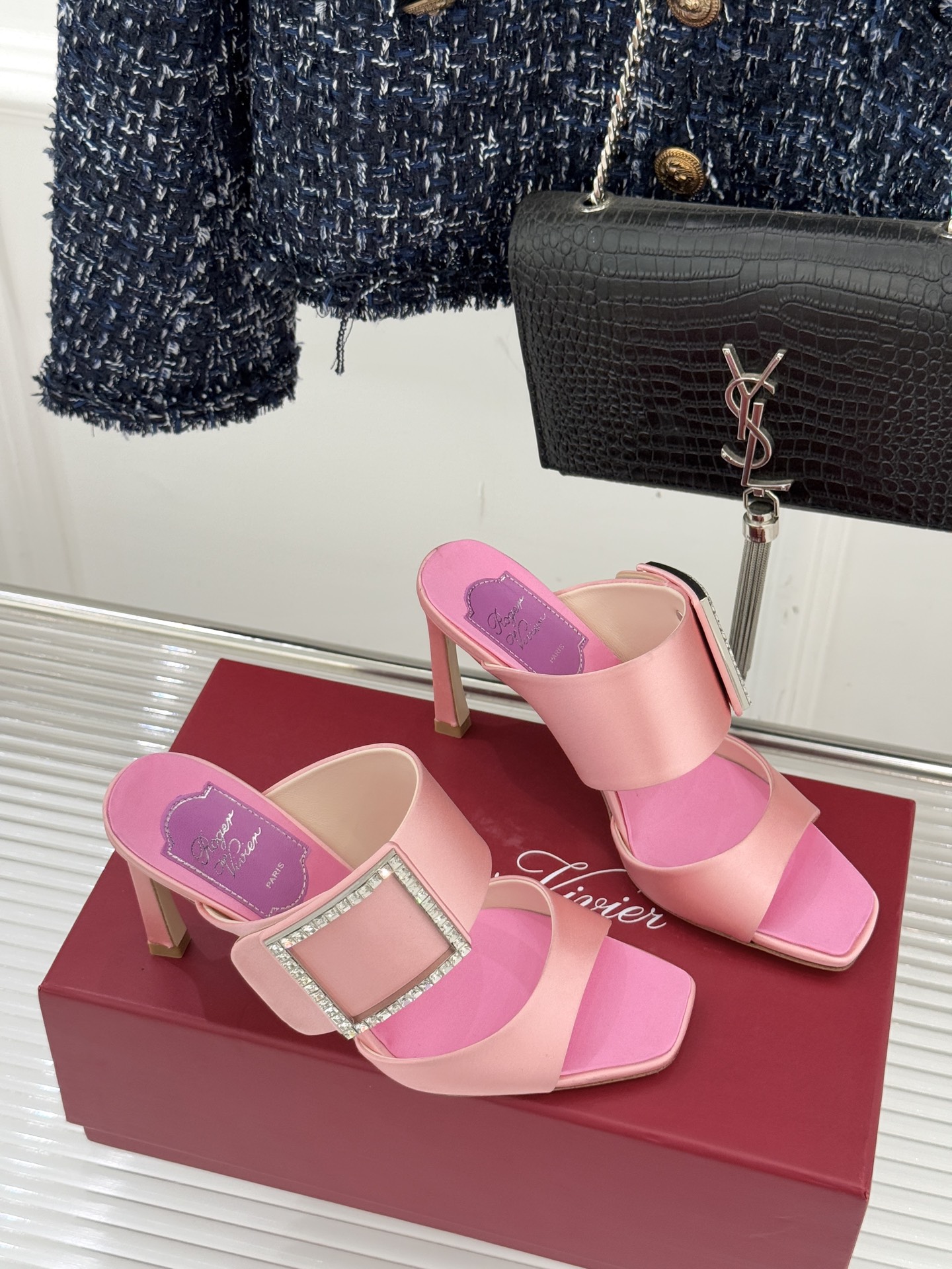 Roger Vivier｜RV26WF新品水钻方扣真丝高跟拖鞋以巴黎高定美学 续写足尖优雅传奇。标志性水