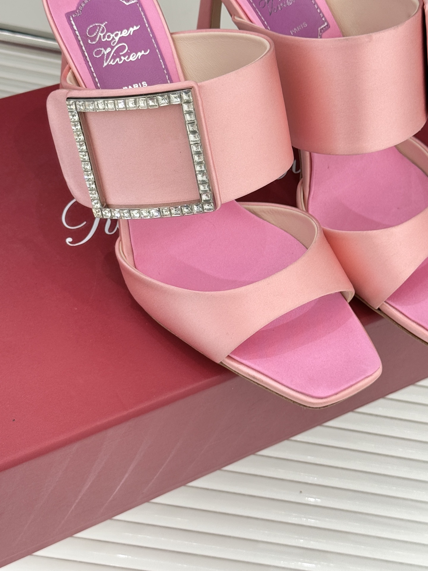 Roger Vivier｜RV26WF新品水钻方扣真丝高跟拖鞋以巴黎高定美学 续写足尖优雅传奇。标志性水