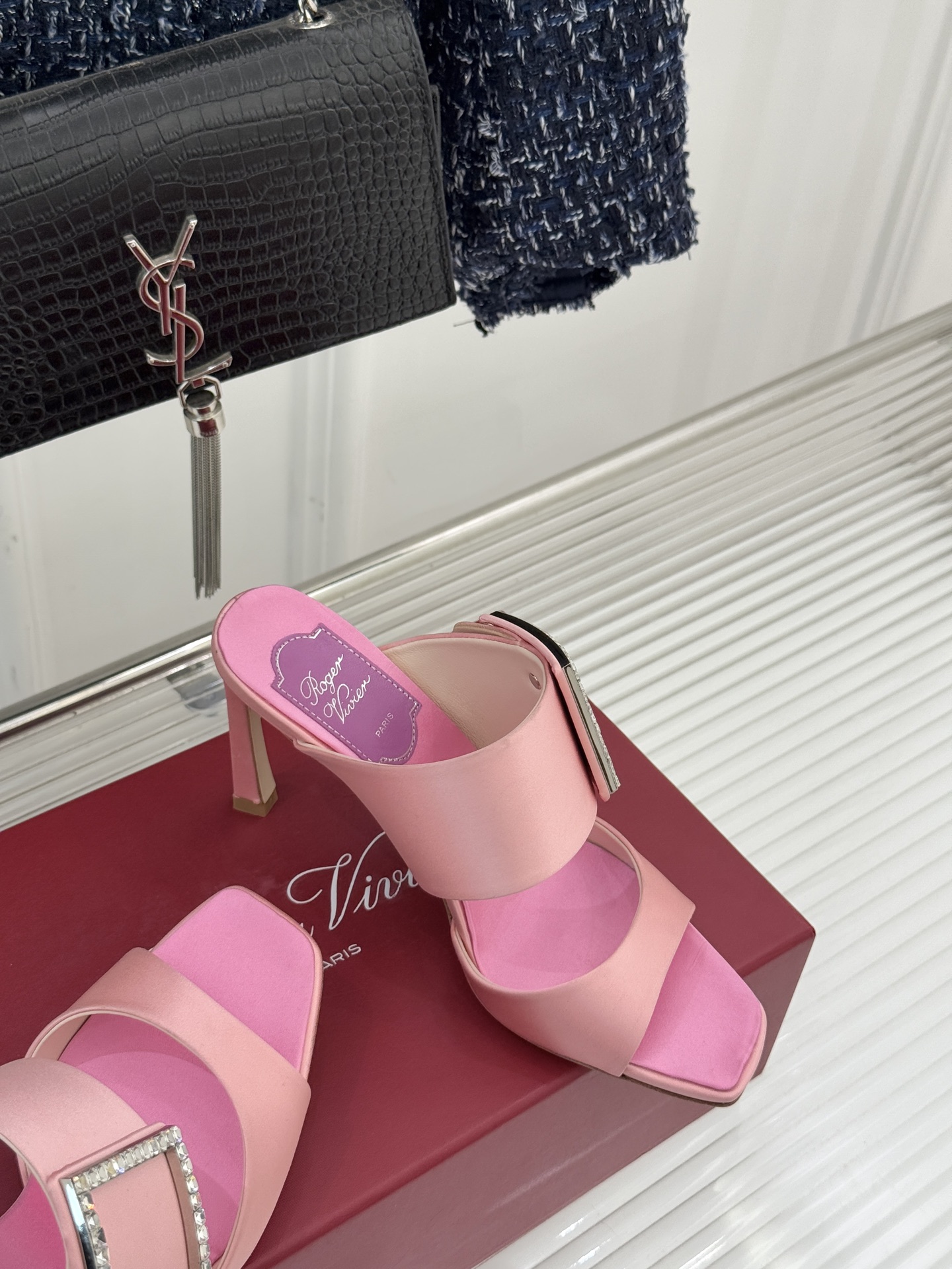 Roger Vivier｜RV26WF新品水钻方扣真丝高跟拖鞋以巴黎高定美学 续写足尖优雅传奇。标志性水