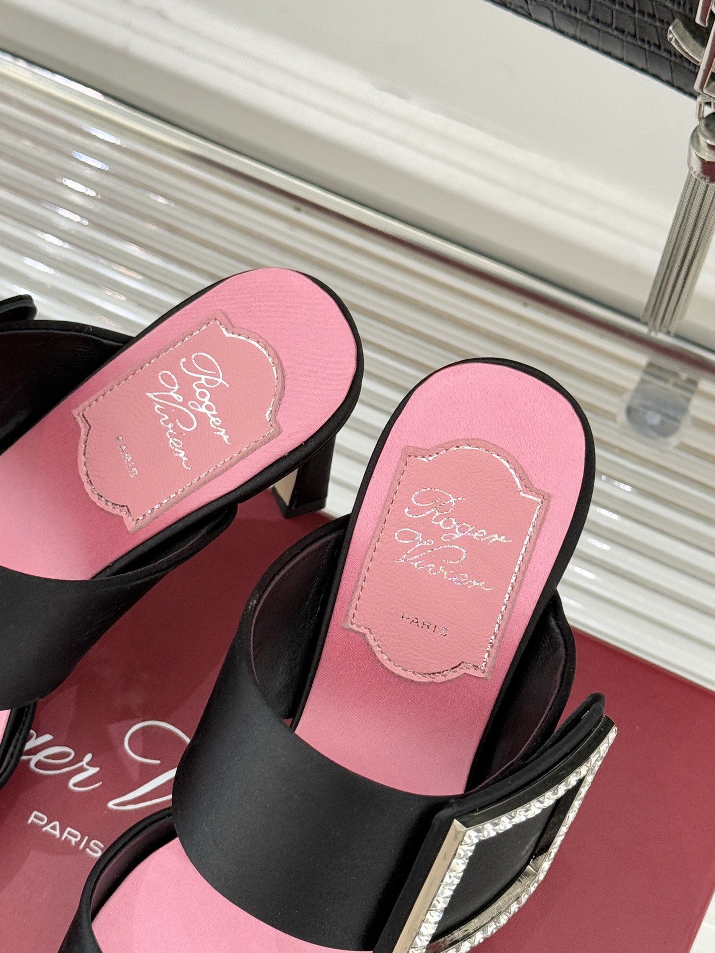 Roger Vivier｜RV26WF新品水钻方扣真丝高跟拖鞋以巴黎高定美学 续写足尖优雅传奇。标志性水