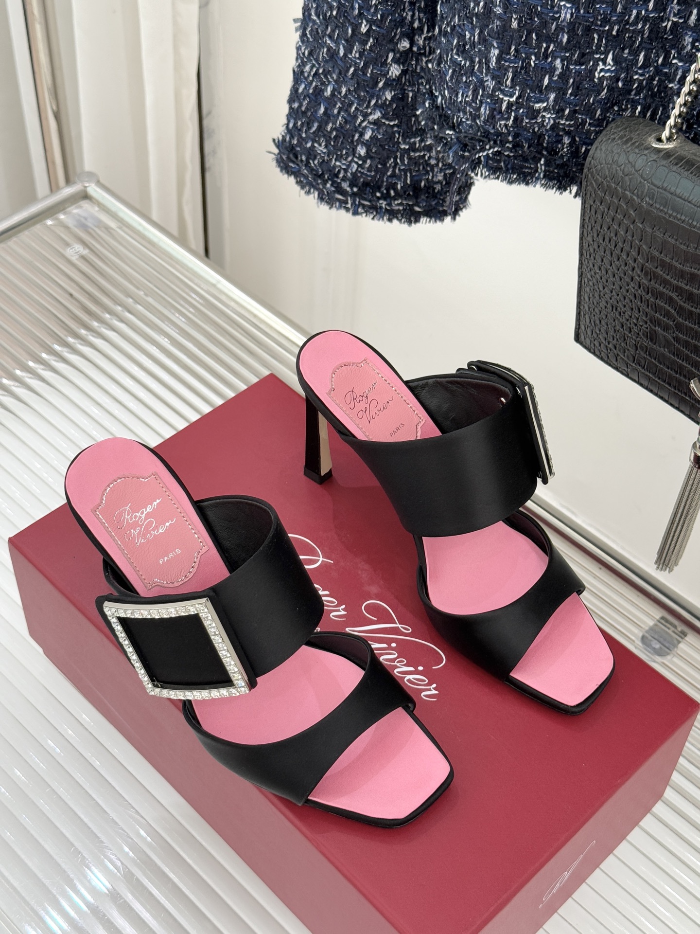 Roger Vivier｜RV26WF新品水钻方扣真丝高跟拖鞋以巴黎高定美学 续写足尖优雅传奇。标志性水