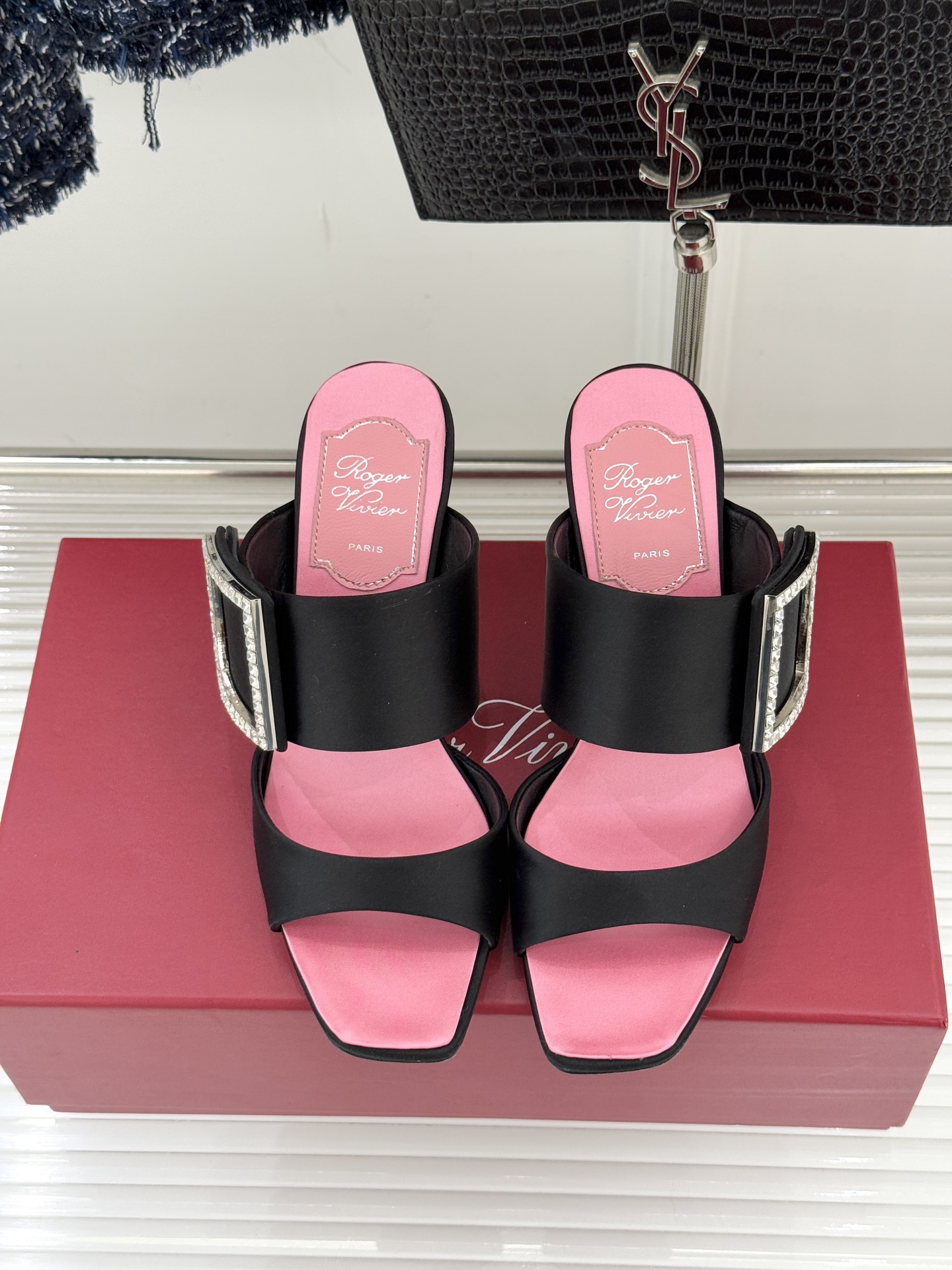 Roger Vivier｜RV26WF新品水钻方扣真丝高跟拖鞋以巴黎高定美学 续写足尖优雅传奇。标志性水