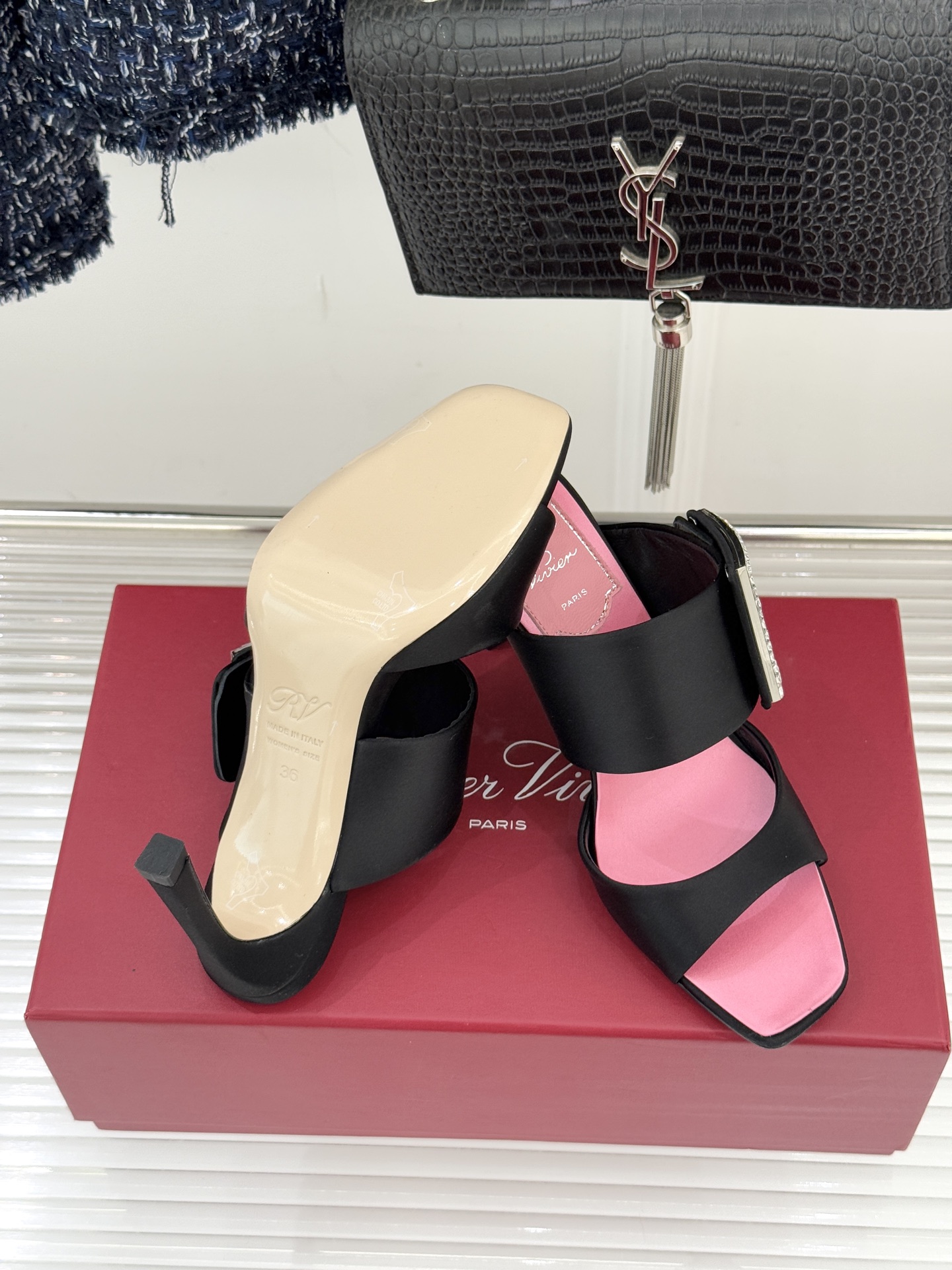 Roger Vivier｜RV26WF新品水钻方扣真丝高跟拖鞋以巴黎高定美学 续写足尖优雅传奇。标志性水