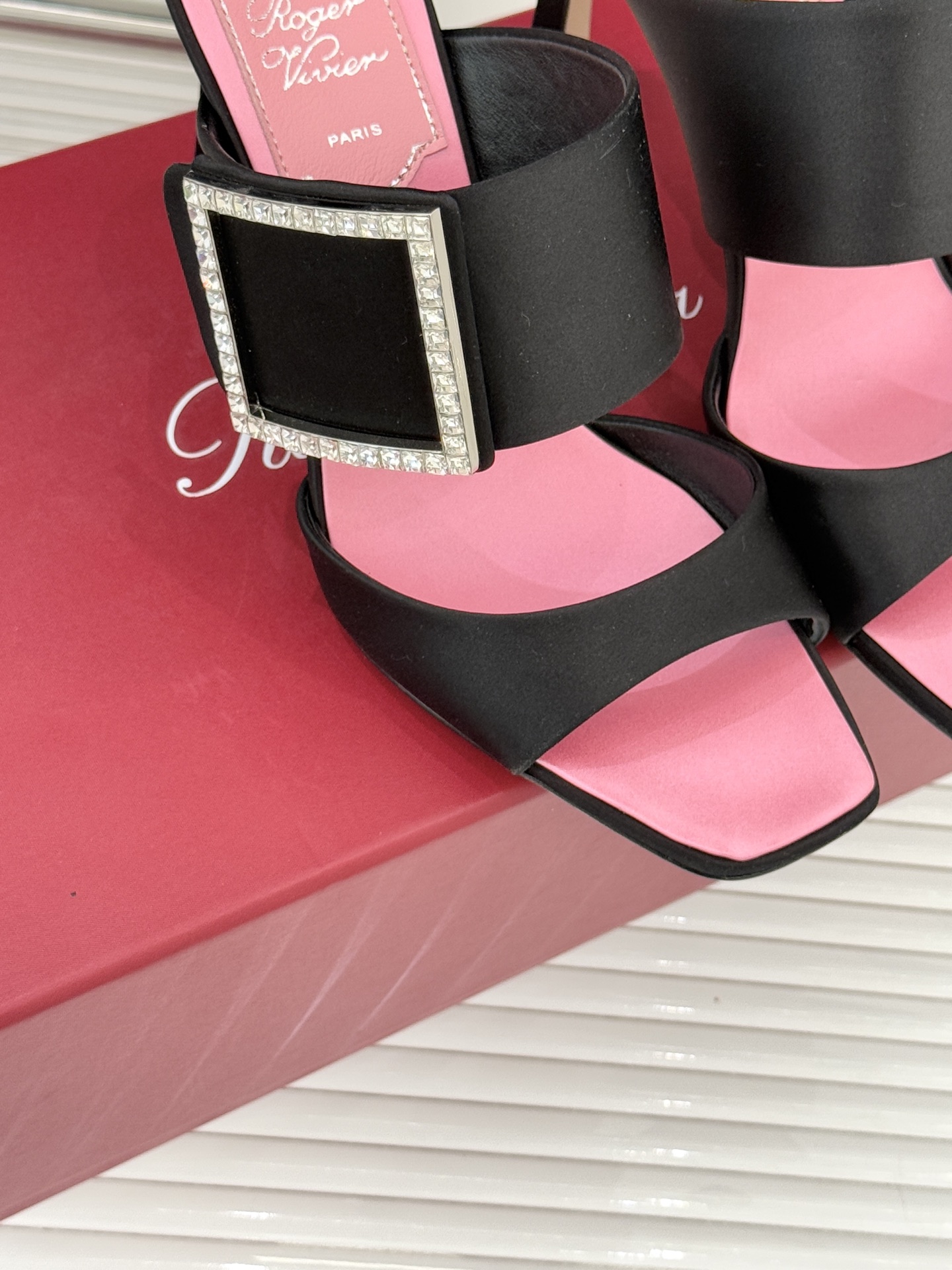 Roger Vivier｜RV26WF新品水钻方扣真丝高跟拖鞋以巴黎高定美学 续写足尖优雅传奇。标志性水