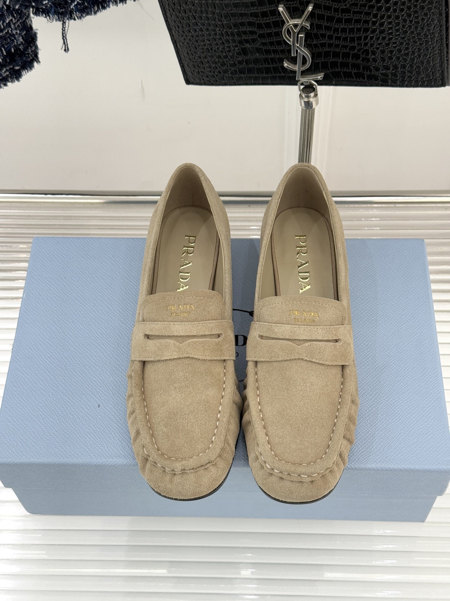 Prada/普拉达26WF新品小字母微标褶皱乐福鞋以意式极简重塑经典通勤美学。细腻皮革自带温润哑光质感手