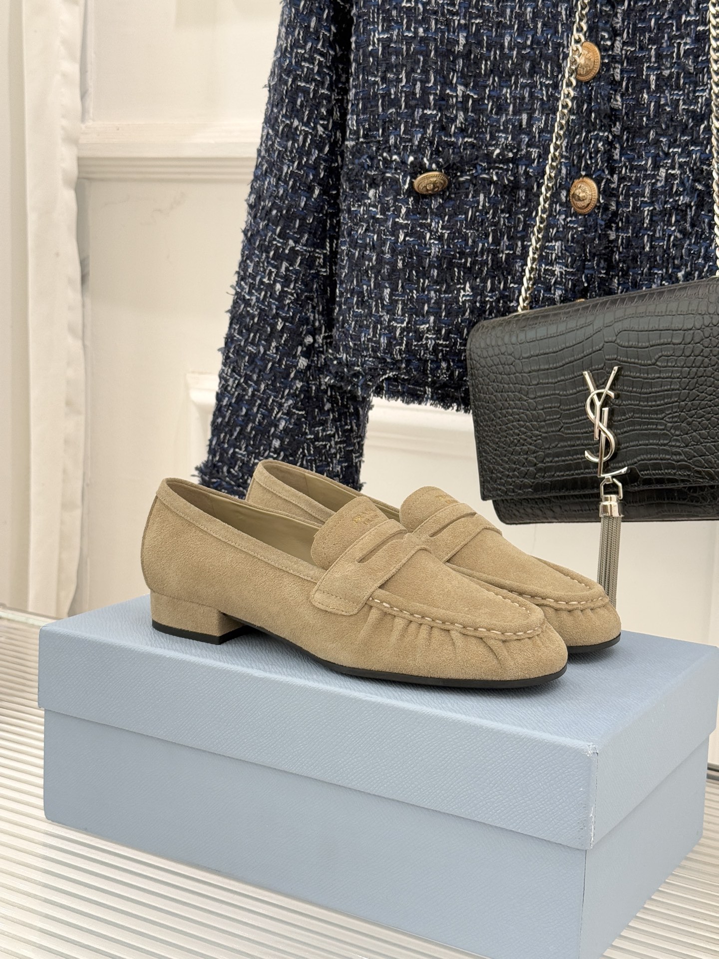 Prada/普拉达26WF新品小字母微标褶皱乐福鞋以意式极简重塑经典通勤美学。细腻皮革自带温润哑光质感手