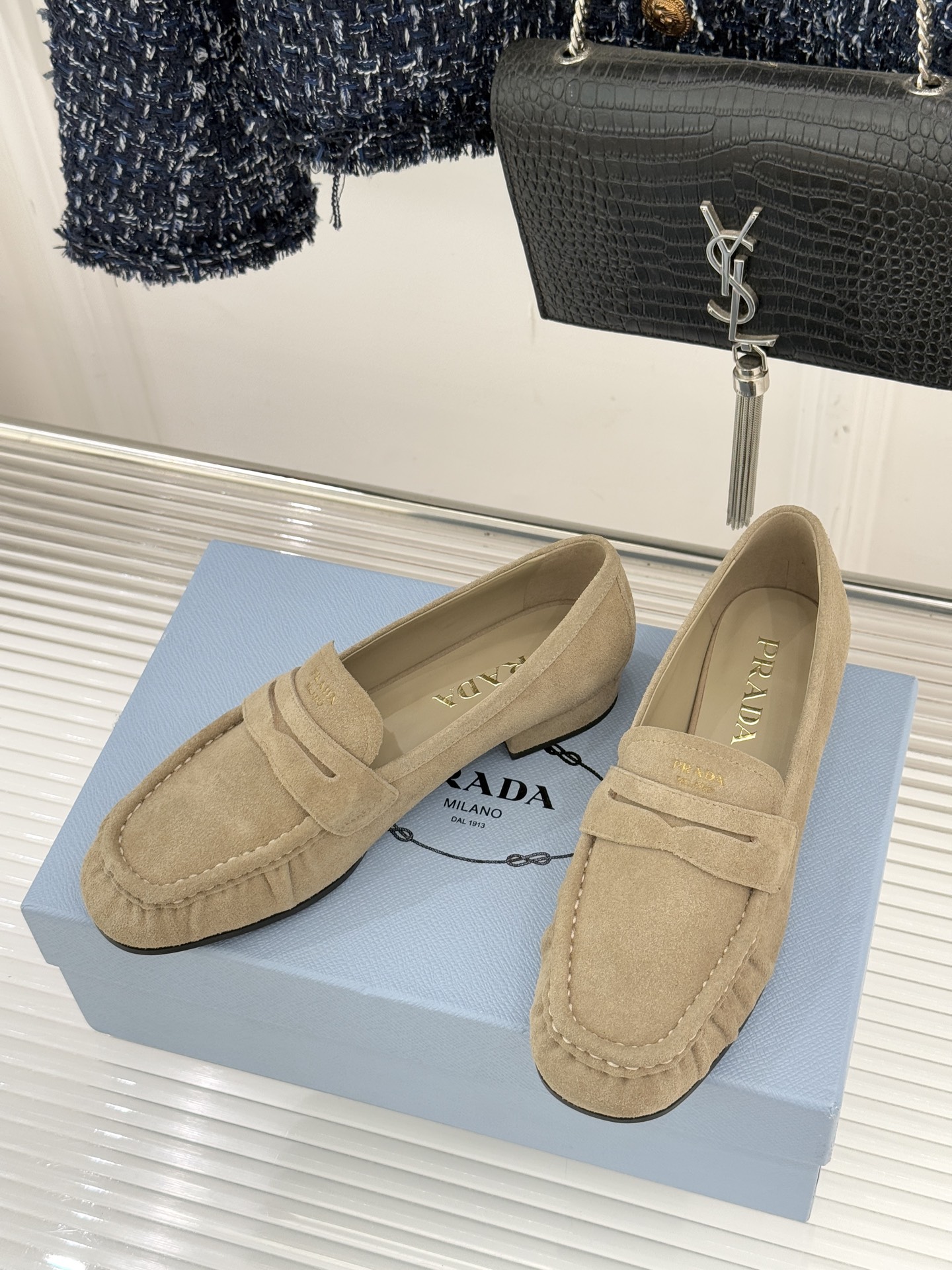 Prada/普拉达26WF新品小字母微标褶皱乐福鞋以意式极简重塑经典通勤美学。细腻皮革自带温润哑光质感手