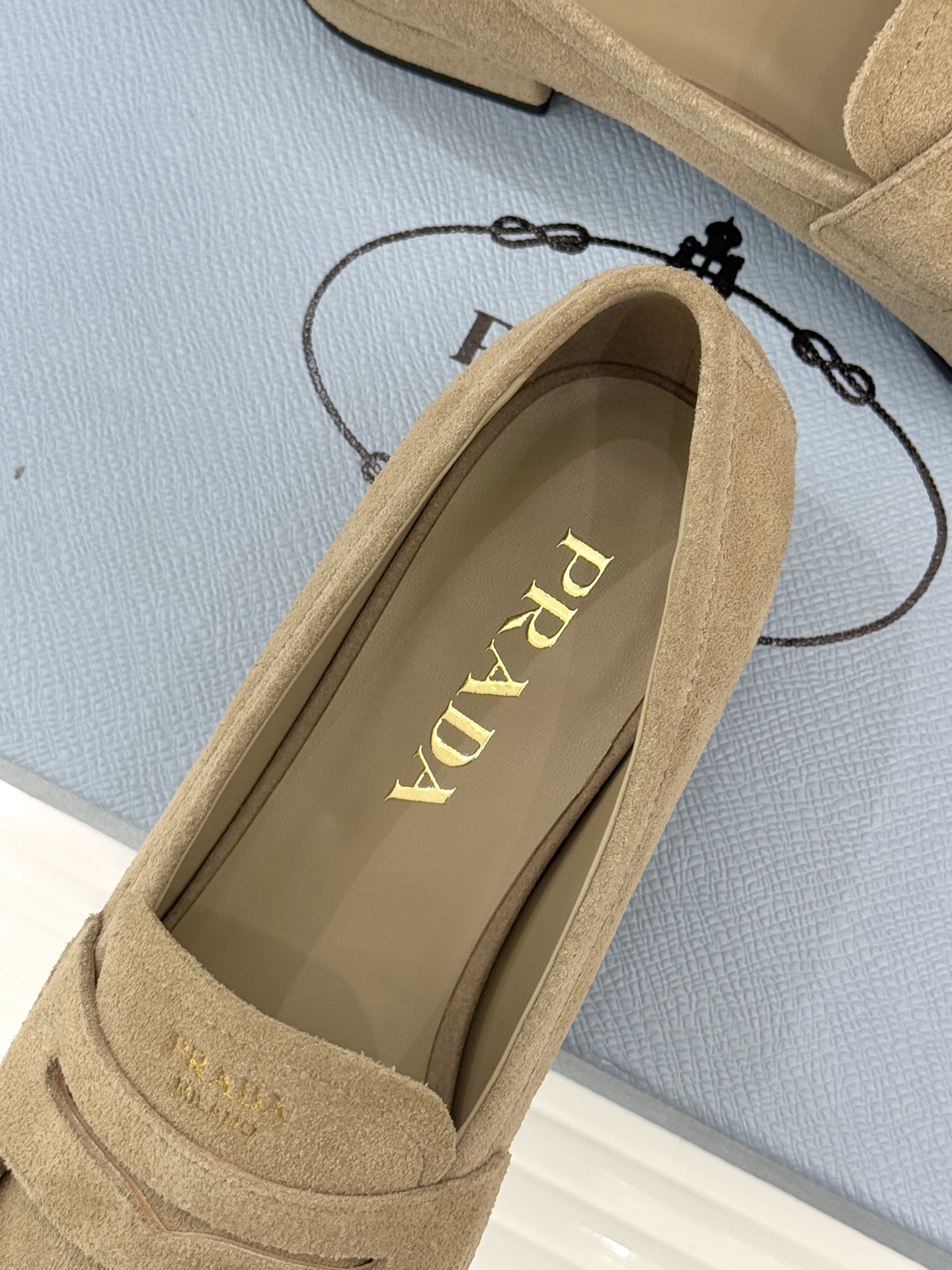 Prada/普拉达26WF新品小字母微标褶皱乐福鞋以意式极简重塑经典通勤美学。细腻皮革自带温润哑光质感手