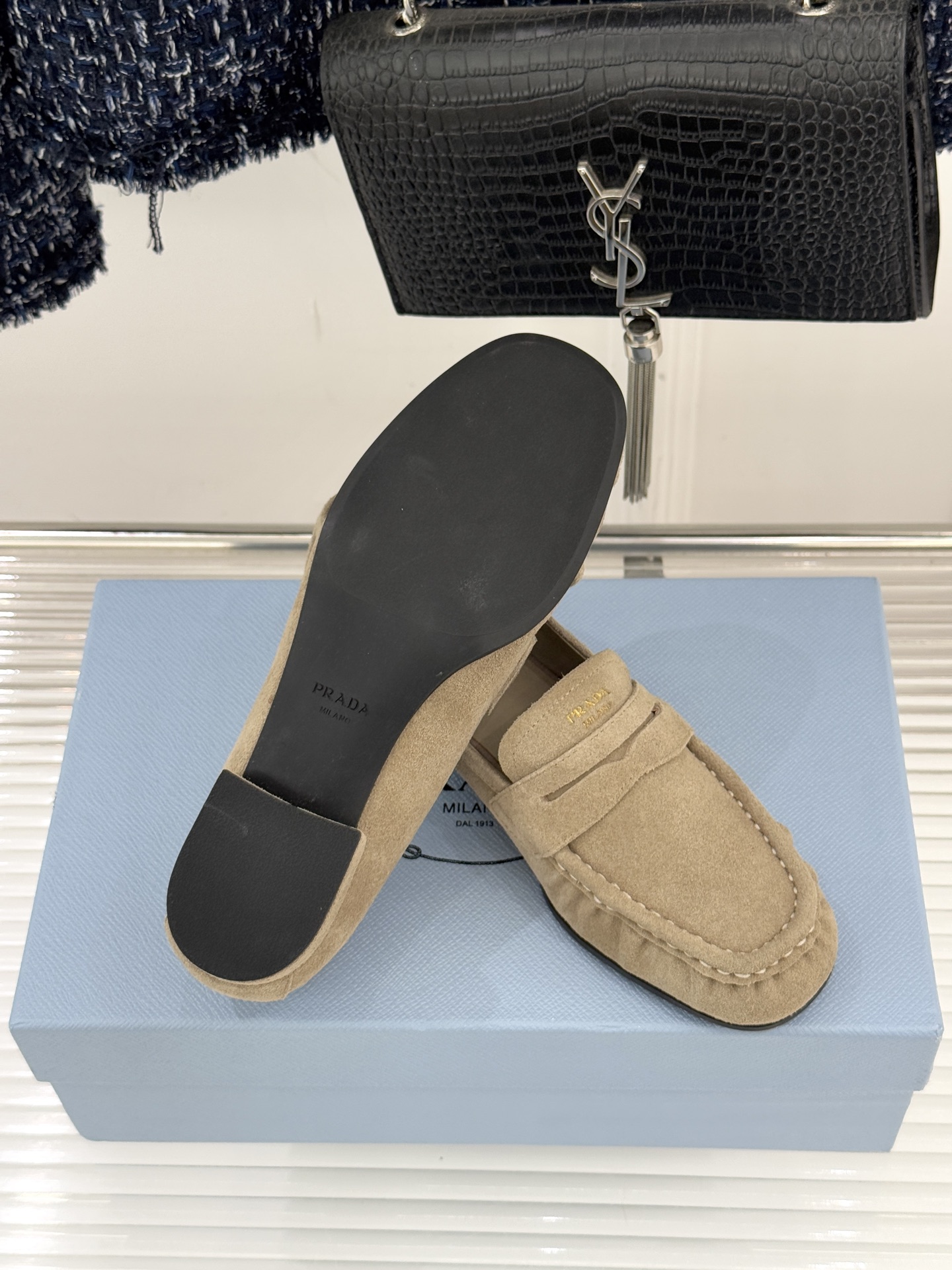 Prada/普拉达26WF新品小字母微标褶皱乐福鞋以意式极简重塑经典通勤美学。细腻皮革自带温润哑光质感手