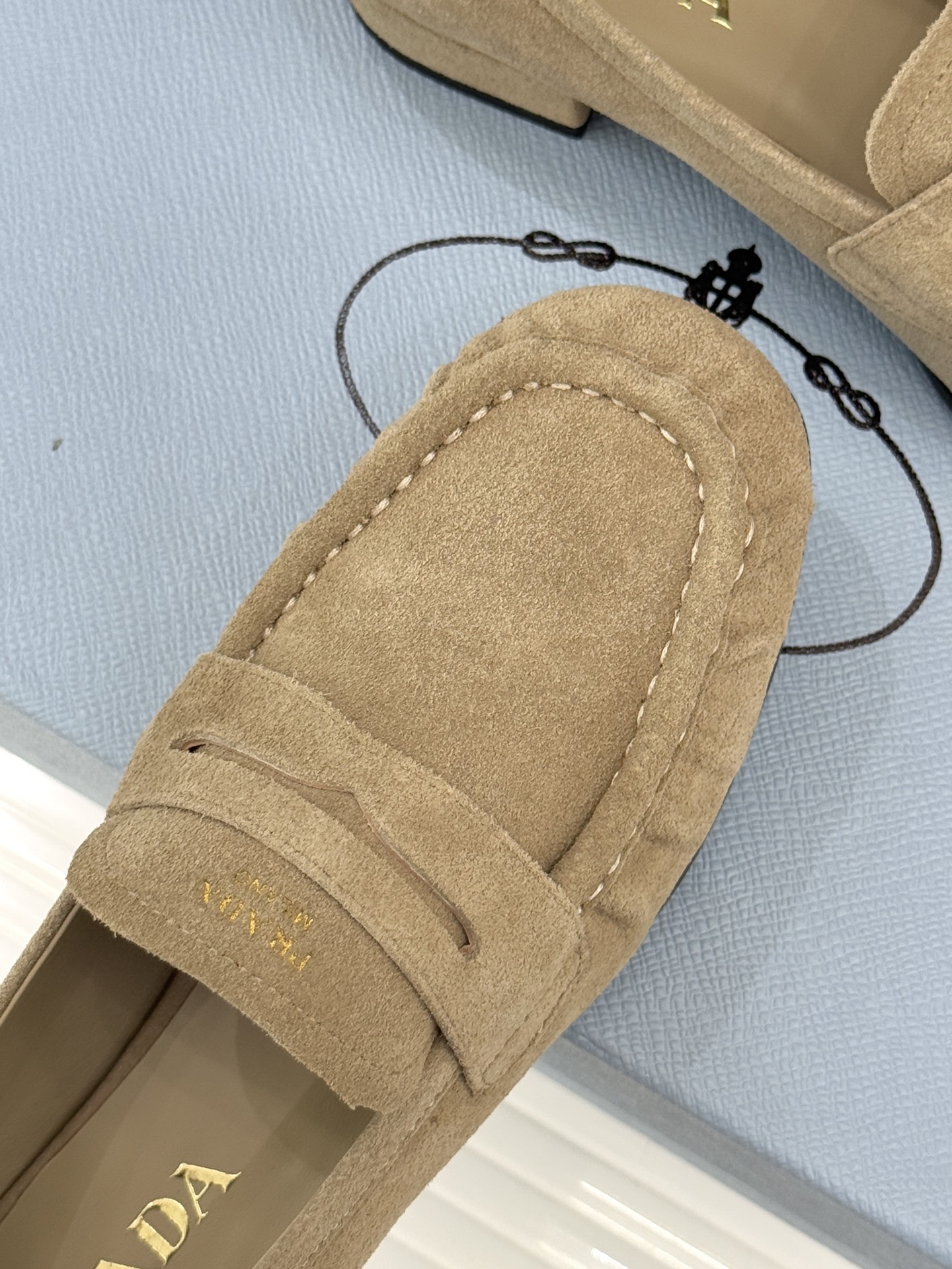 Prada/普拉达26WF新品小字母微标褶皱乐福鞋以意式极简重塑经典通勤美学。细腻皮革自带温润哑光质感手