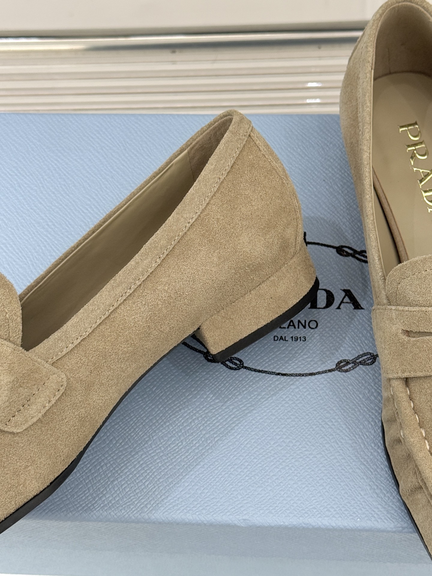 Prada/普拉达26WF新品小字母微标褶皱乐福鞋以意式极简重塑经典通勤美学。细腻皮革自带温润哑光质感手