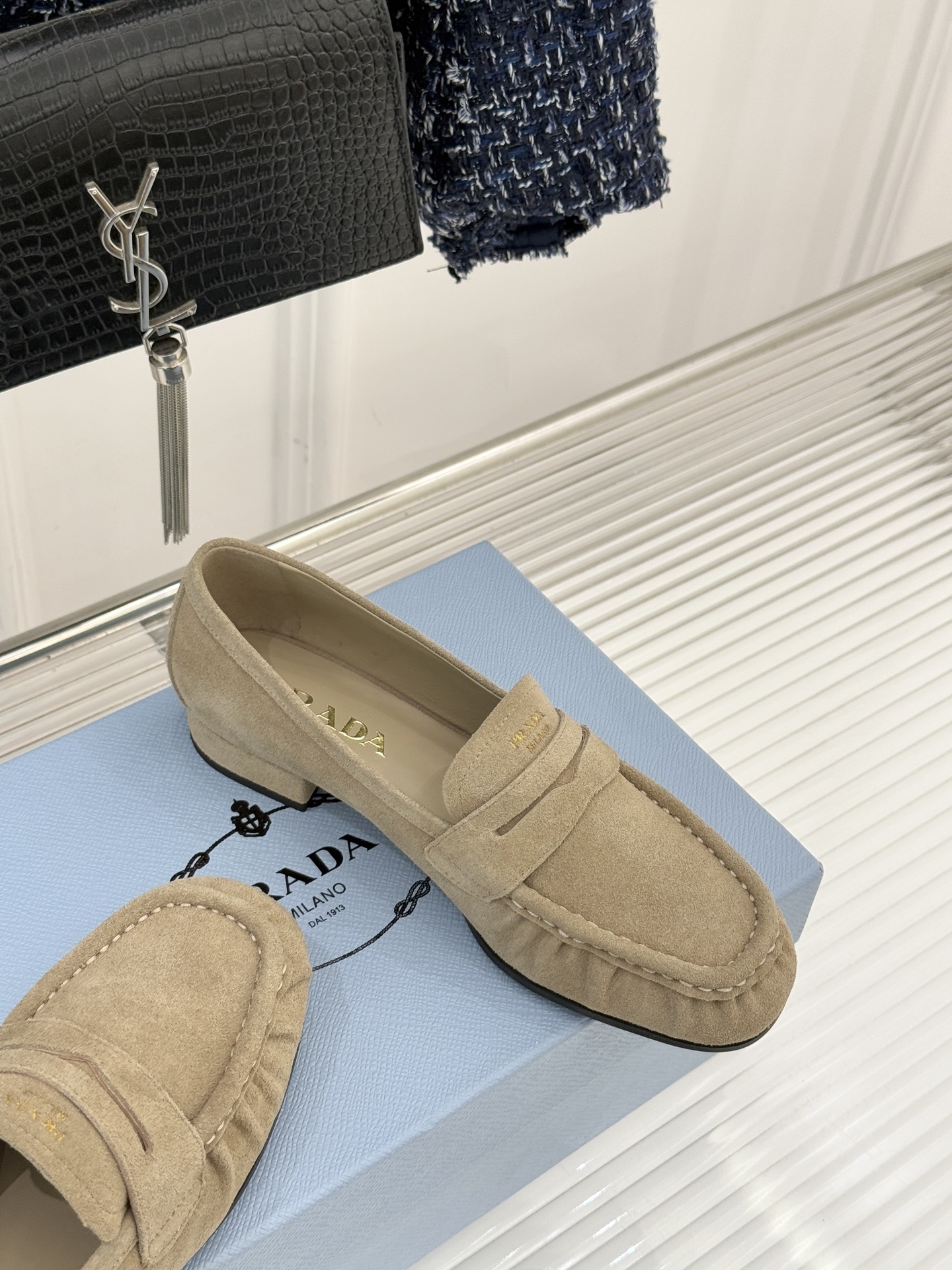 Prada/普拉达26WF新品小字母微标褶皱乐福鞋以意式极简重塑经典通勤美学。细腻皮革自带温润哑光质感手