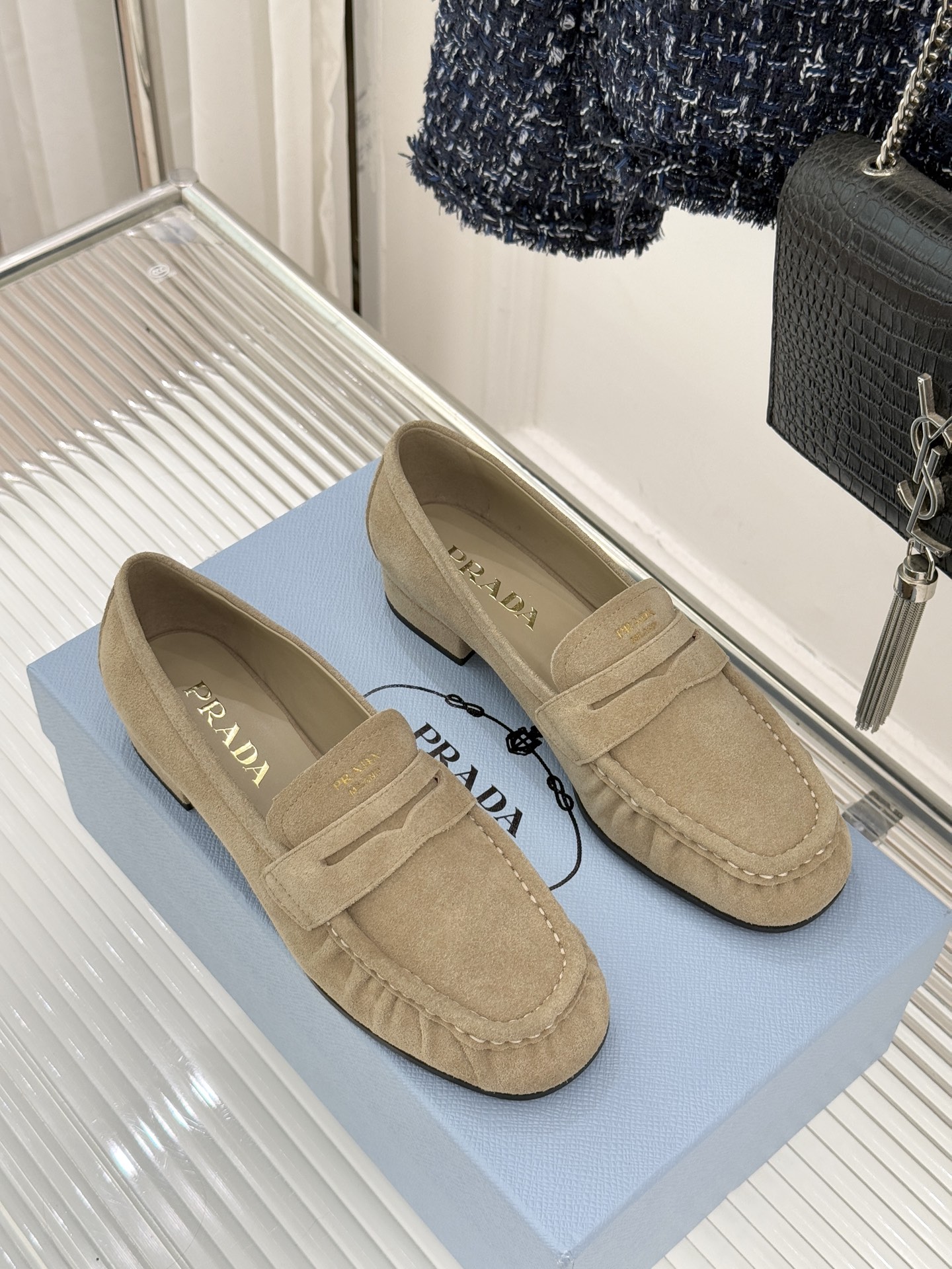 Prada/普拉达26WF新品小字母微标褶皱乐福鞋以意式极简重塑经典通勤美学。细腻皮革自带温润哑光质感手