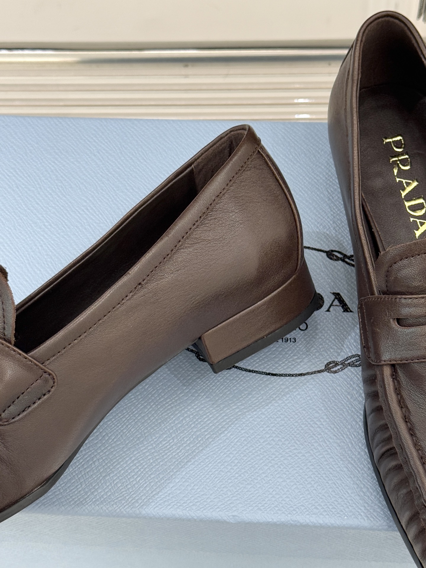 Prada/普拉达26WF新品小字母微标褶皱乐福鞋以意式极简重塑经典通勤美学。细腻皮革自带温润哑光质感手