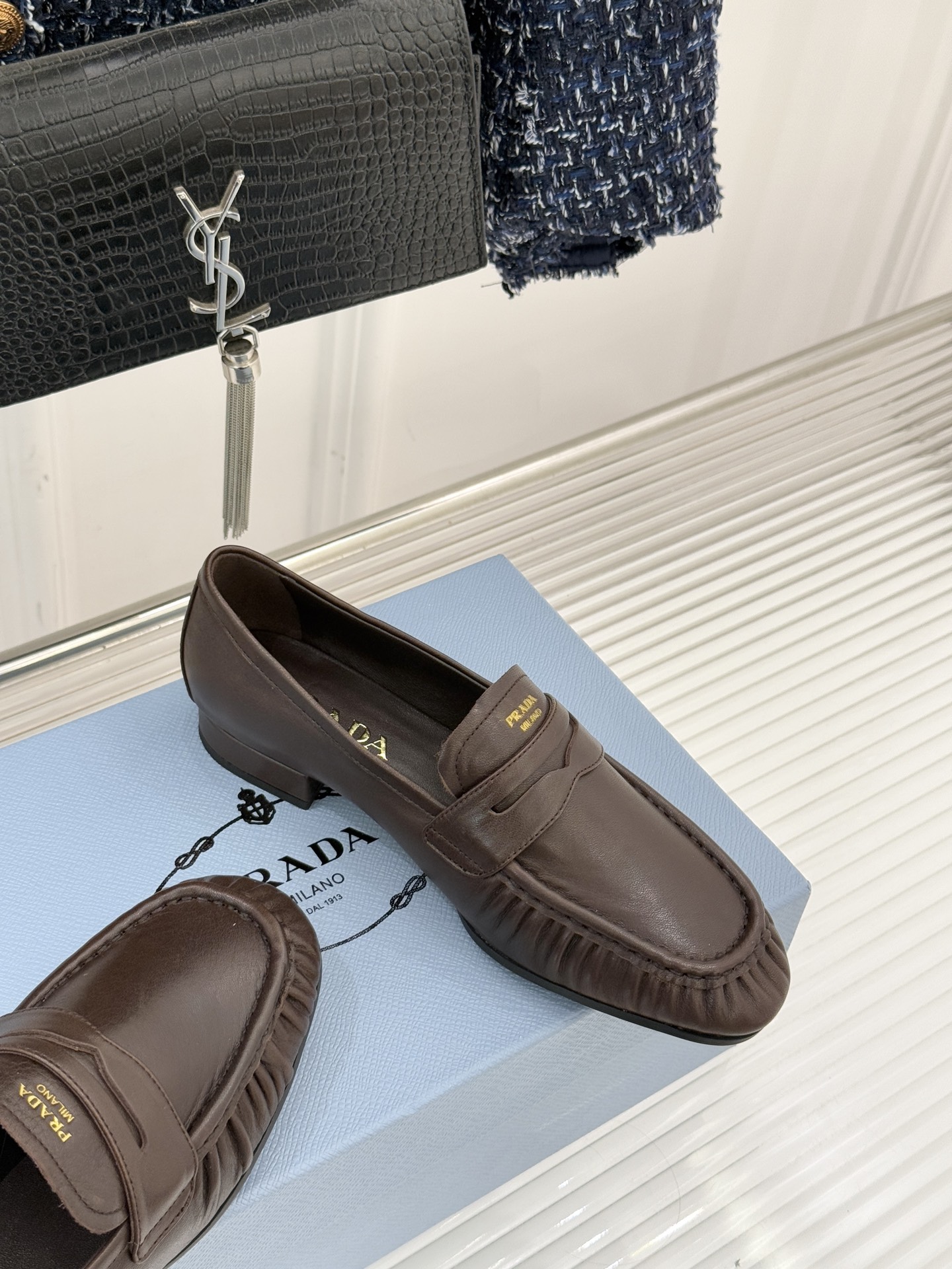 Prada/普拉达26WF新品小字母微标褶皱乐福鞋以意式极简重塑经典通勤美学。细腻皮革自带温润哑光质感手