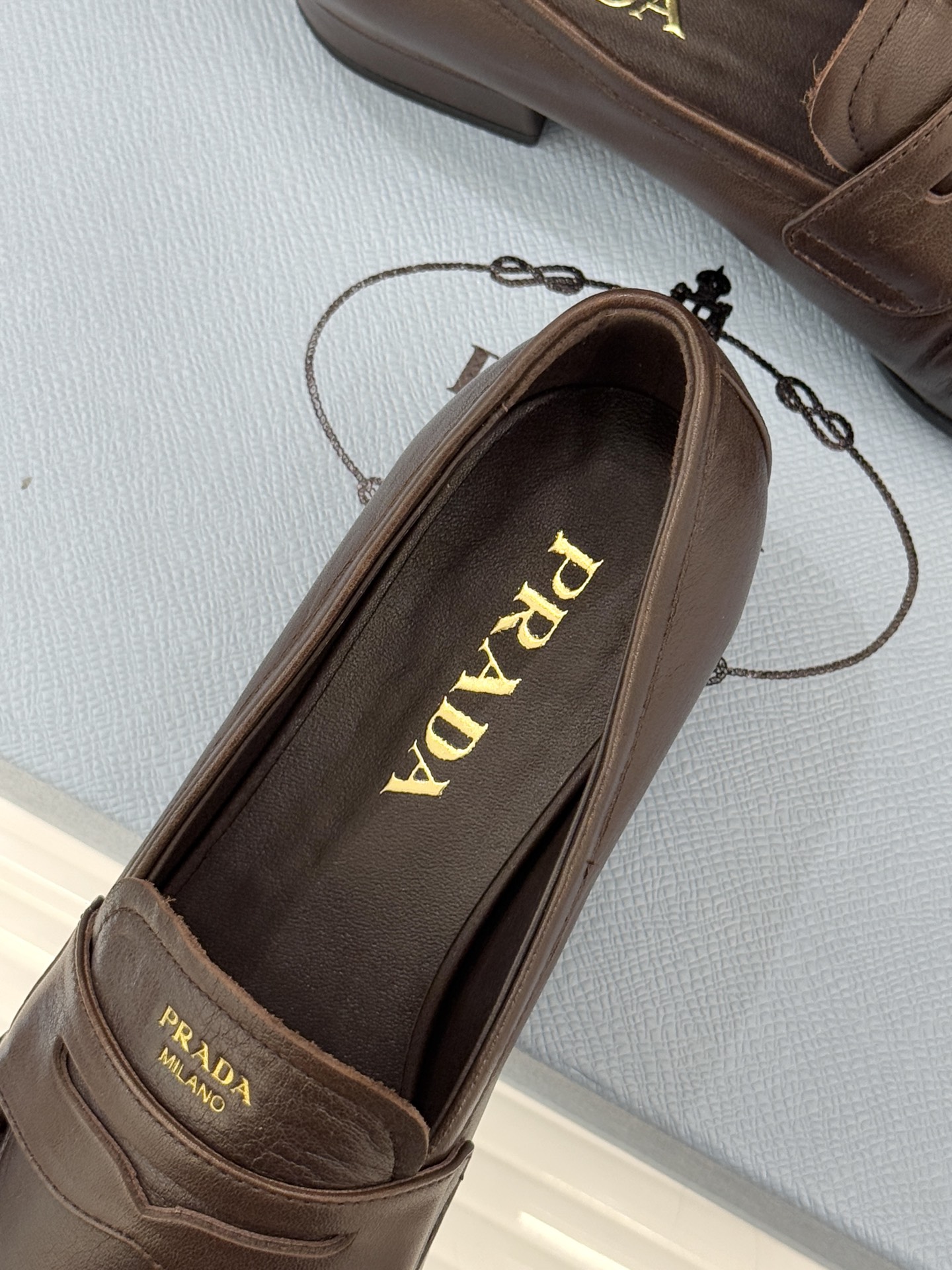 Prada/普拉达26WF新品小字母微标褶皱乐福鞋以意式极简重塑经典通勤美学。细腻皮革自带温润哑光质感手