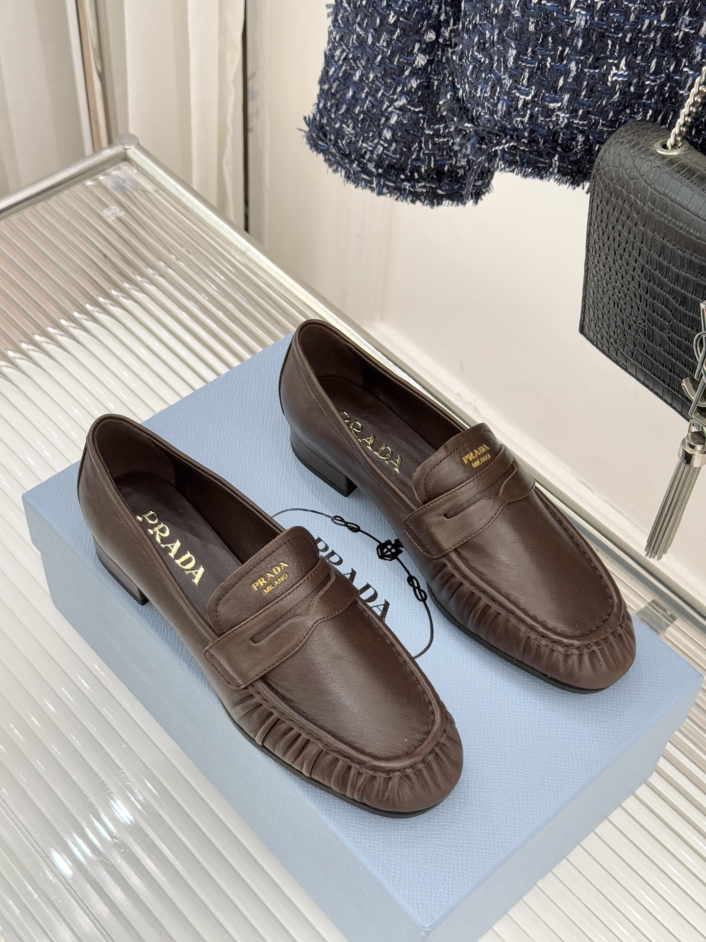 Prada/普拉达26WF新品小字母微标褶皱乐福鞋以意式极简重塑经典通勤美学。细腻皮革自带温润哑光质感手