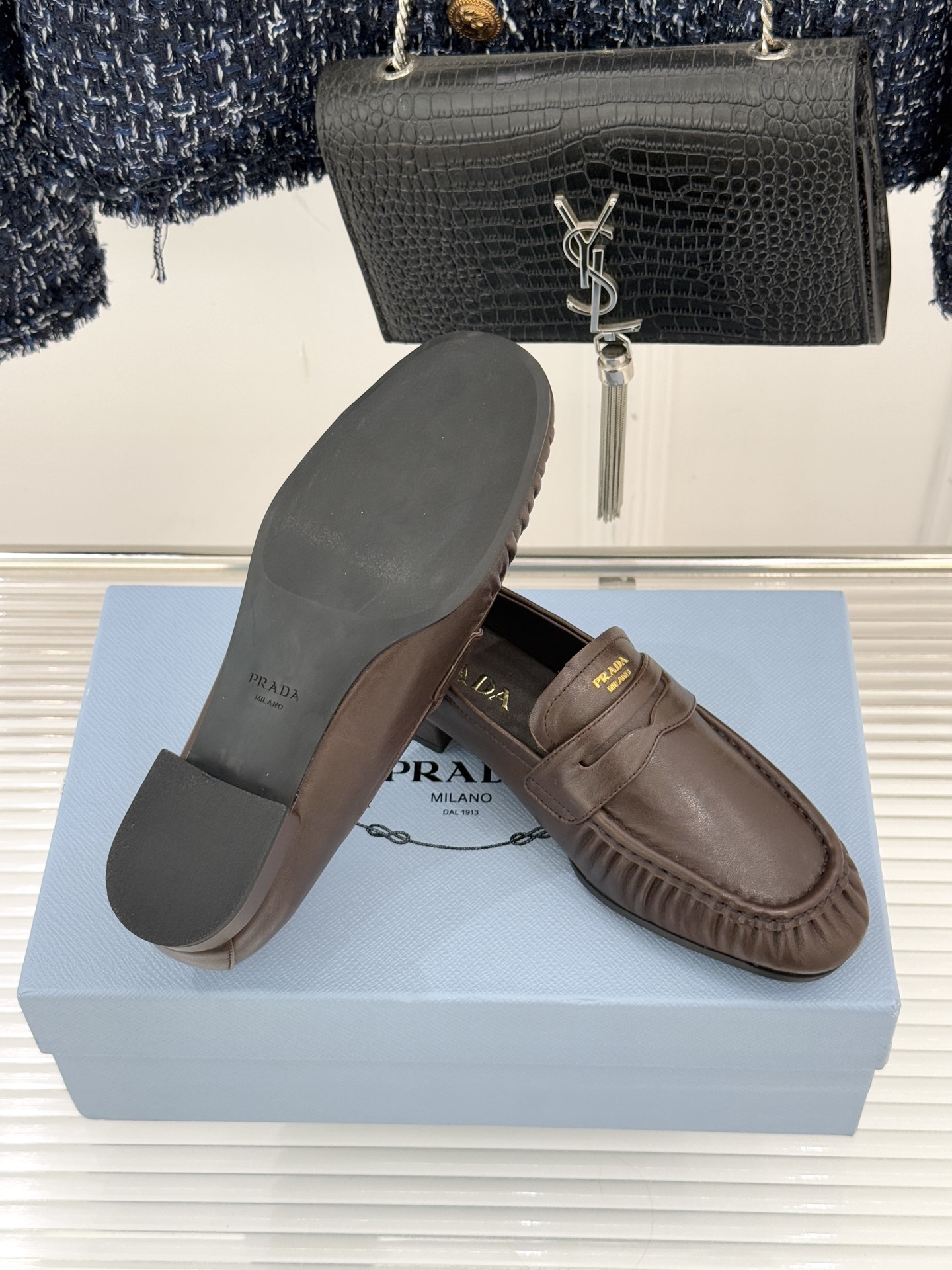 Prada/普拉达26WF新品小字母微标褶皱乐福鞋以意式极简重塑经典通勤美学。细腻皮革自带温润哑光质感手