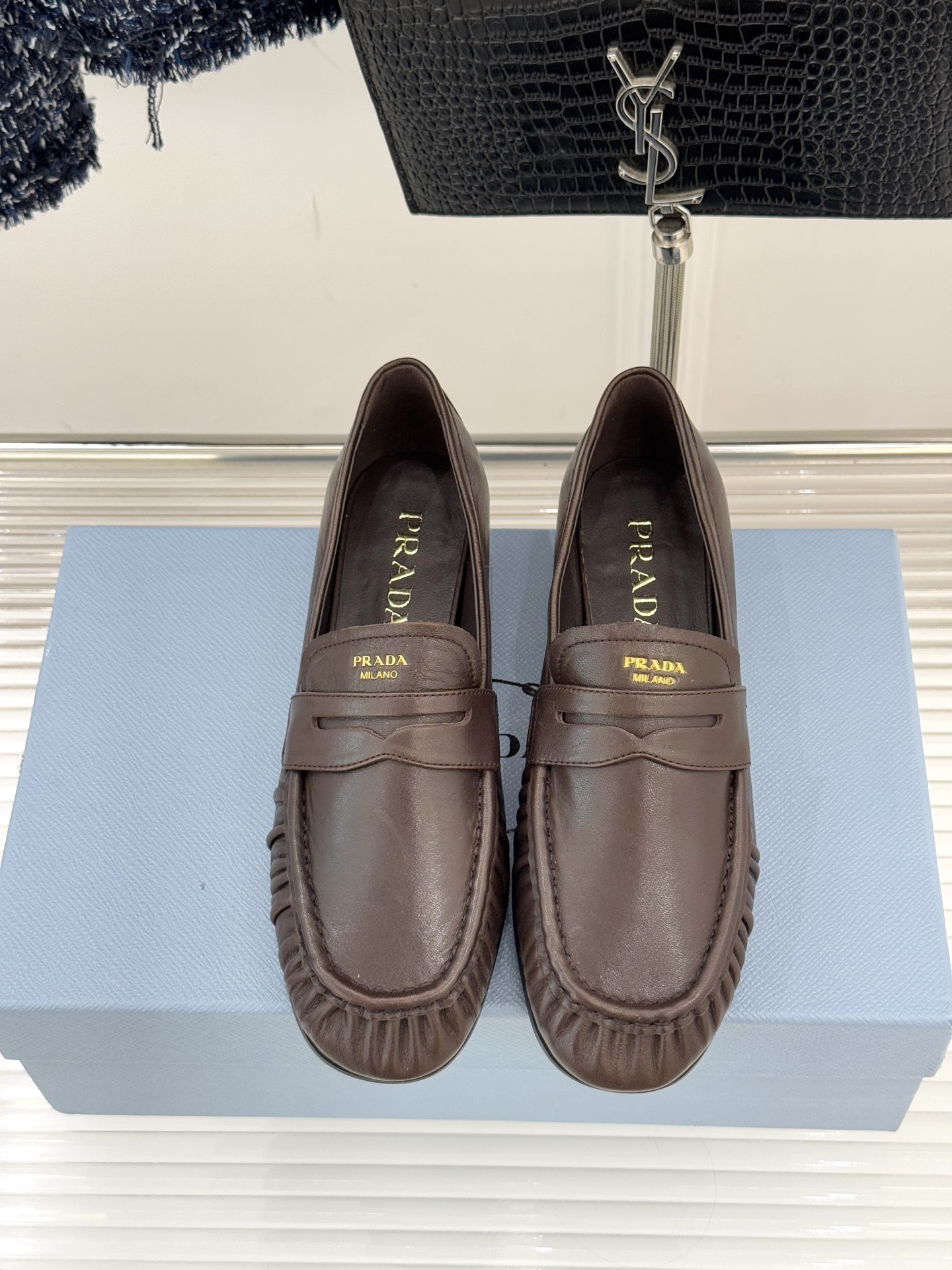 Prada/普拉达26WF新品小字母微标褶皱乐福鞋以意式极简重塑经典通勤美学。细腻皮革自带温润哑光质感手