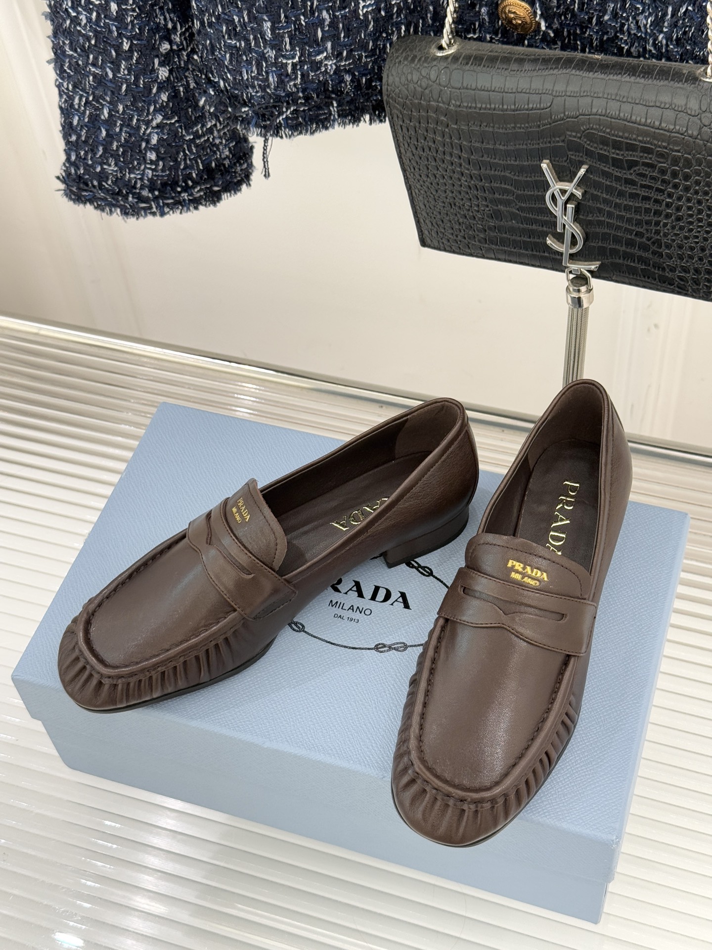 Prada/普拉达26WF新品小字母微标褶皱乐福鞋以意式极简重塑经典通勤美学。细腻皮革自带温润哑光质感手