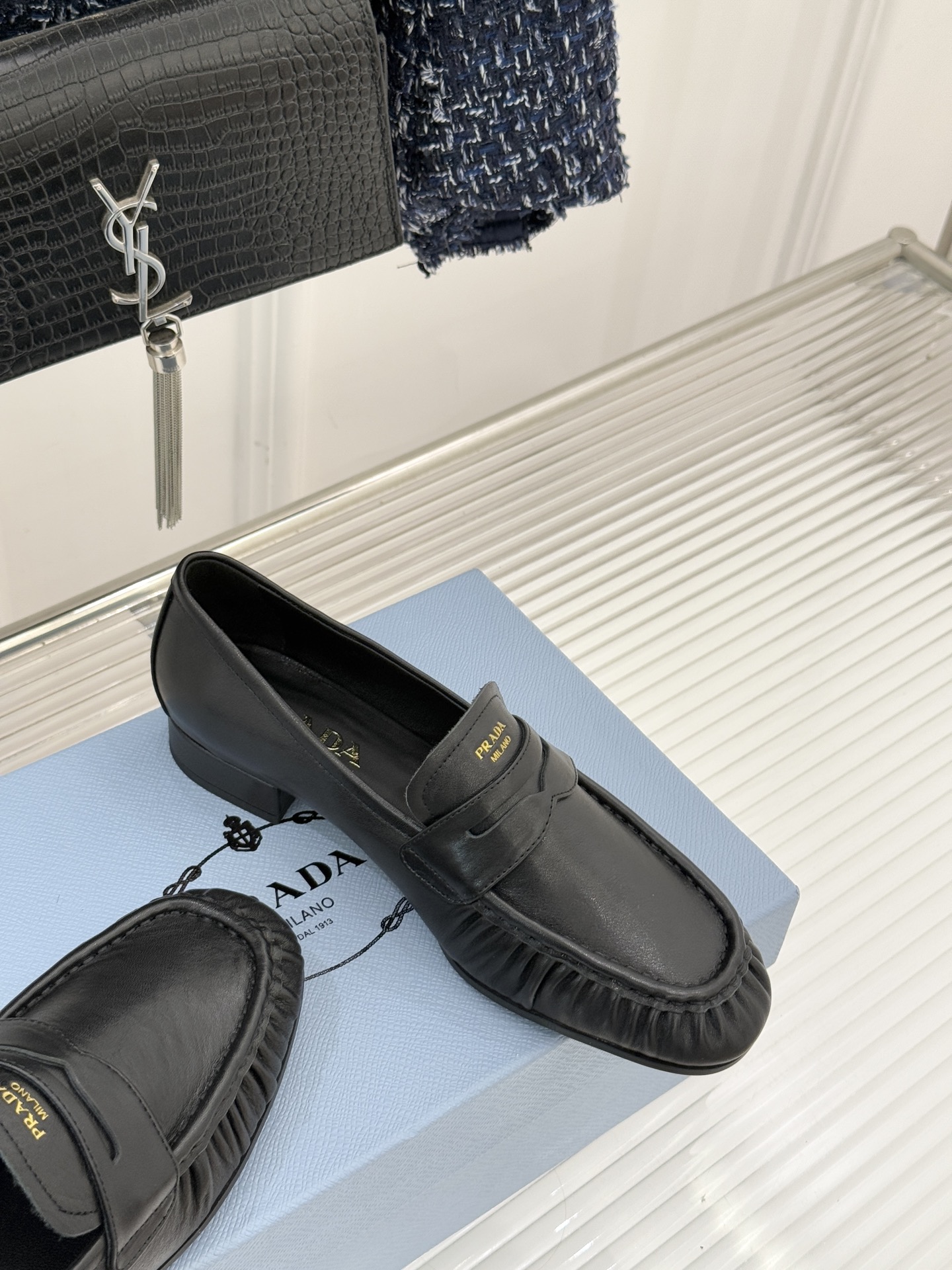 Prada/普拉达26WF新品小字母微标褶皱乐福鞋以意式极简重塑经典通勤美学。细腻皮革自带温润哑光质感手