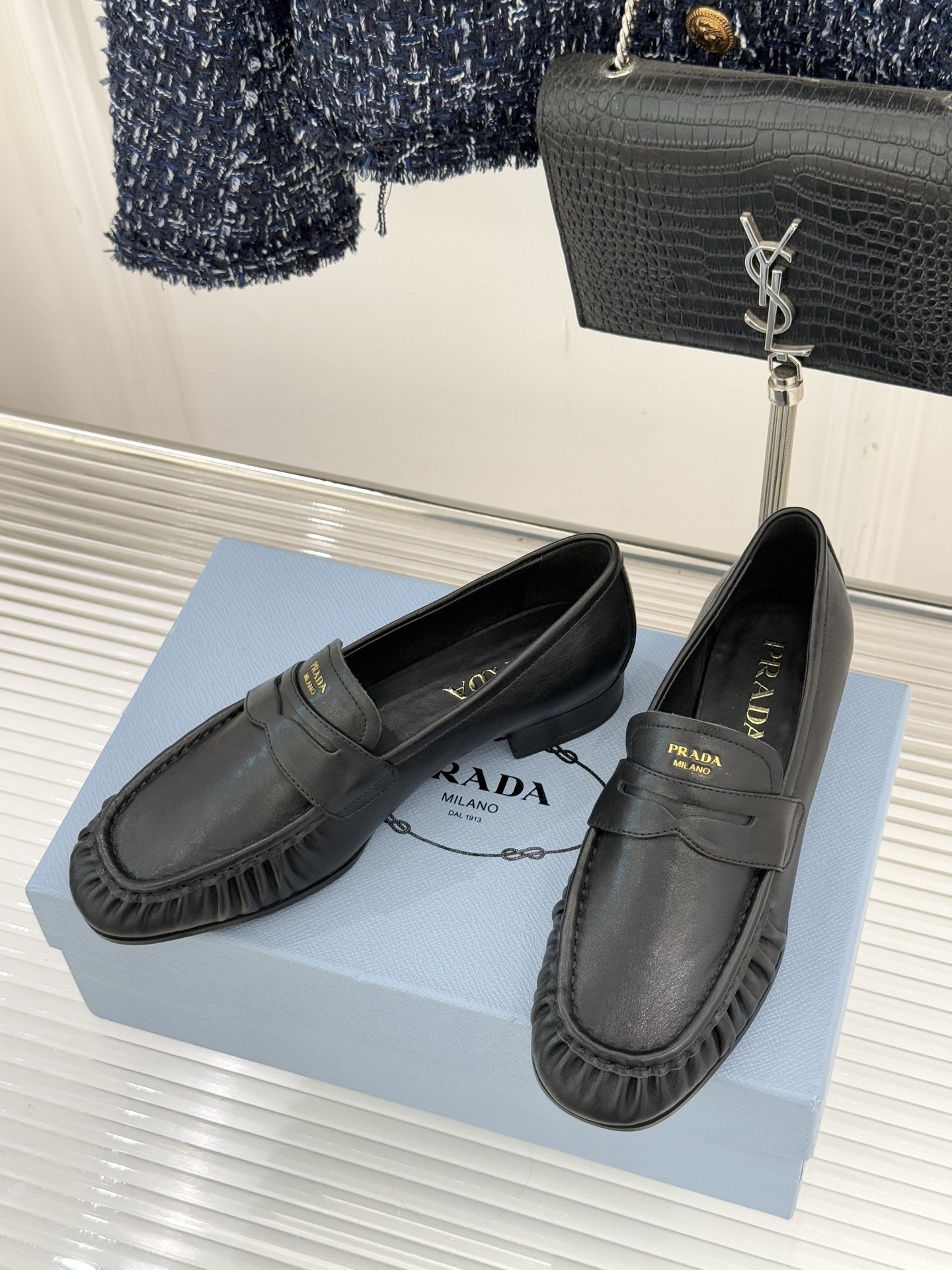 Prada/普拉达26WF新品小字母微标褶皱乐福鞋以意式极简重塑经典通勤美学。细腻皮革自带温润哑光质感手