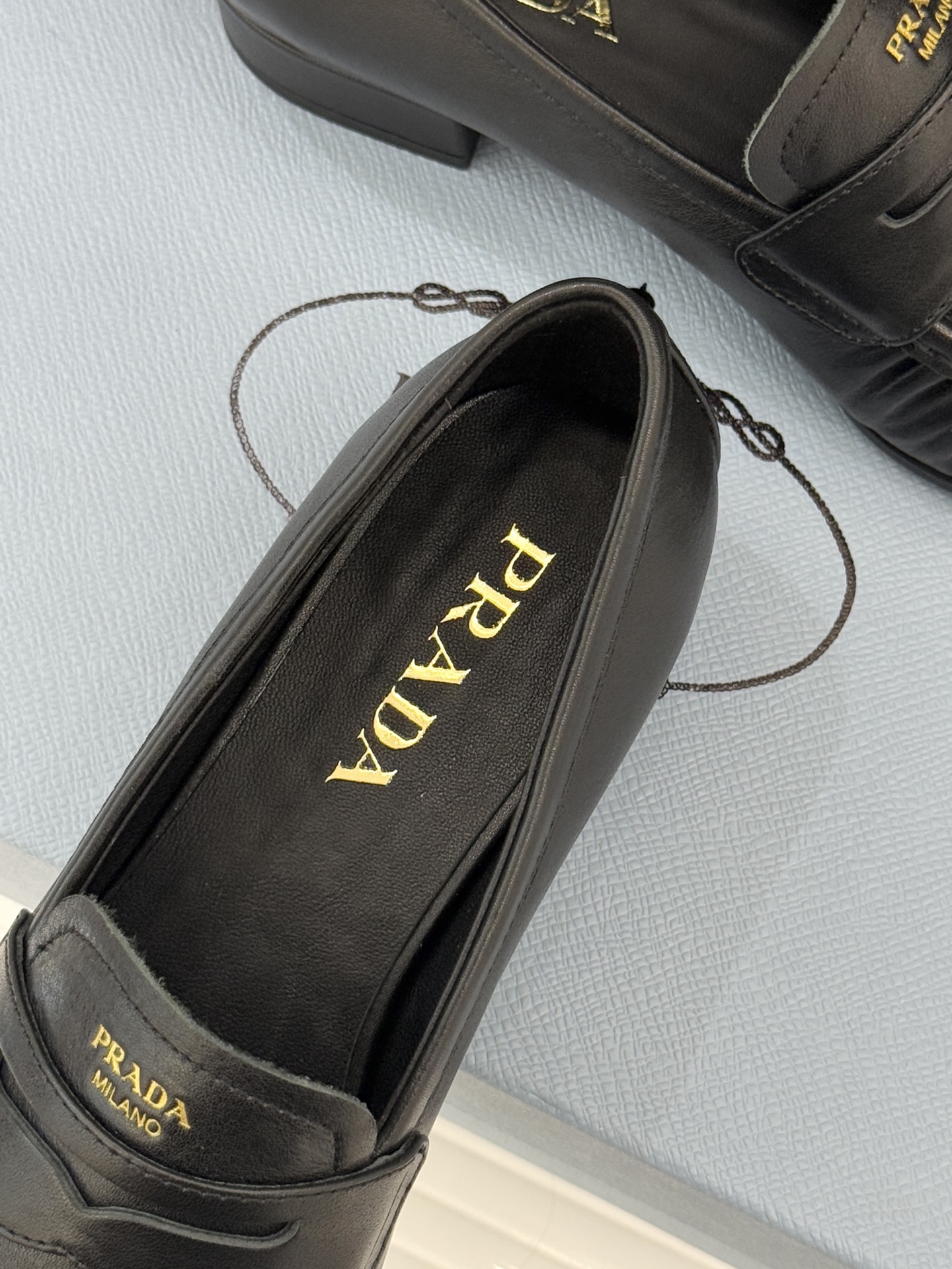 Prada/普拉达26WF新品小字母微标褶皱乐福鞋以意式极简重塑经典通勤美学。细腻皮革自带温润哑光质感手