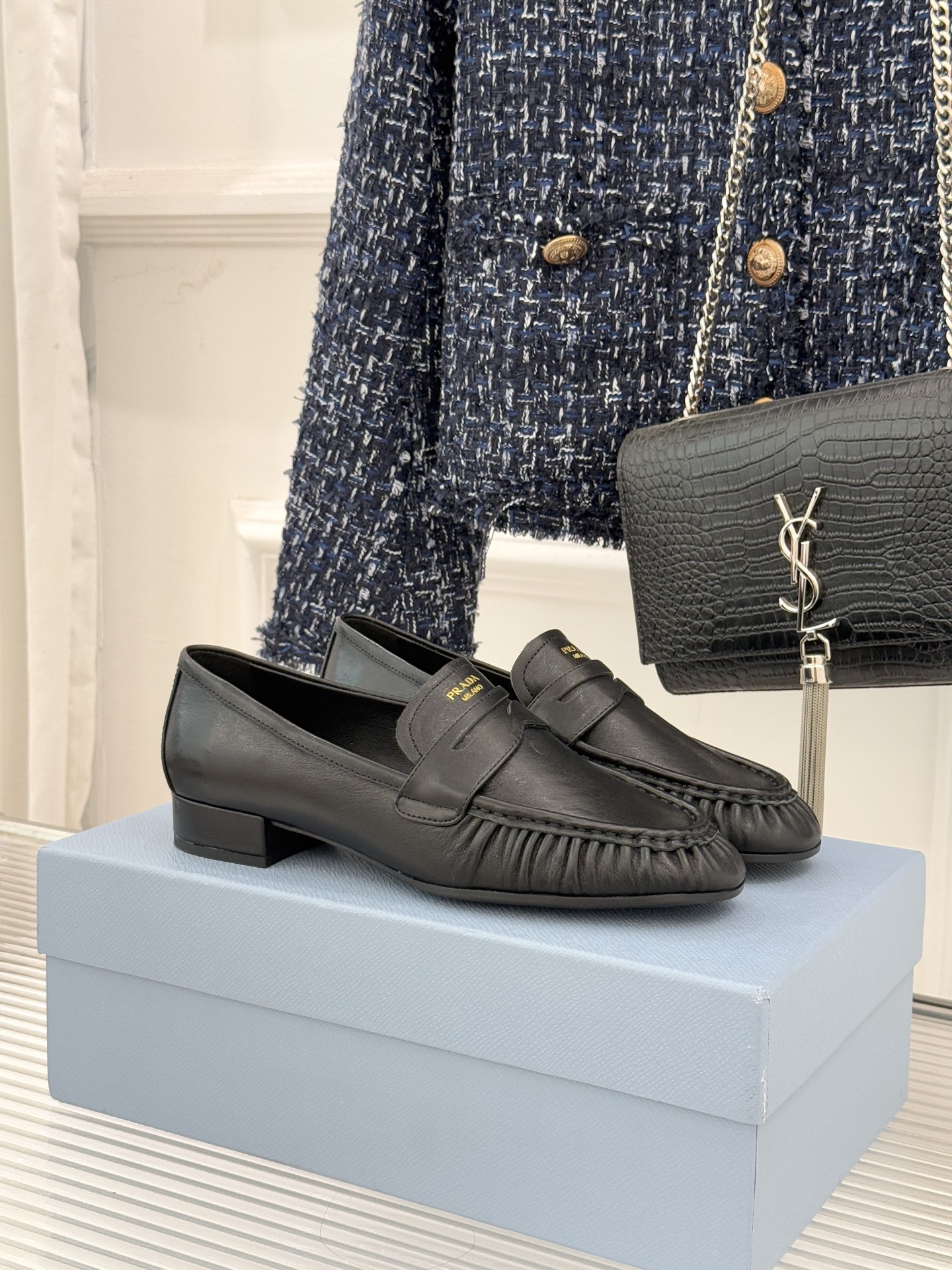 NO:725306,Prada/Prada 26WF new small letters micro-label pleated loafers reshape the classic commuting aesthetics with Italian minimalism. The fine leather has a warm matte texture and the hand-pleated craftsmanship is neat and layered. It breaks the rules and hides design ingenuity in a low-key manner. The minimalist small letters micro-labels on the upper are restrained and exquisite, understatement highlights the brand genes, high-end but not exaggerated. The slip-on version is convenient and comfortable, suitable for the fast pace of daily life. The light sole is stable and not tiring.  You can still wear it for a long time and still feel comfortable. The shoe shape is neat and pedicure. Versatile suits, jeans, skirts, commuting, leisure, and dating can be switched with one click. Simple and durable, with a taste for travel. It is a relaxed luxury product that will never go out of style in the wardrobe. It is full of low-key and neat elite temperament in every step. The fabric is made of original customized cowhide. The lining of the tiptoe is all sheepskin. The Italian imported leather outsole size35-39 (customized 40/41)  No. 83520260228, loafers, prada, prada, loafers, skirts, business suit, cowhide, sheepskin, Leather soles19860909Prada/普拉达26WF新品小字母 微标褶皱乐福鞋 以意式极简重塑经典通勤美学. 细腻皮革自带温润哑光质感 手工褶皱工艺利落有层次 打破常规 低调中暗藏设计巧思. 鞋面极简小字母微标内敛精致 轻描淡写彰显品牌基因 高级不浮夸. 一脚蹬版型便捷舒适 适配日常快节奏 轻盈鞋底稳而不累 久穿依旧自在. 鞋型利落修脚 百搭西装、牛仔、半裙, 通勤、休闲、约会一键切换. 简约耐看、越穿越有味道 是衣橱里永不过时的松弛奢品 步履间尽是低调利落的精英气质. 面料采用原版定制牛皮 内里踮脚均为羊皮 意大利进口真皮大底 size35-39（40/41定制） 编号83520260228,乐福鞋,prada,prada,loafers,skirts,business suit,cowhide,sheepskin,Leather soles,Women's Shoes