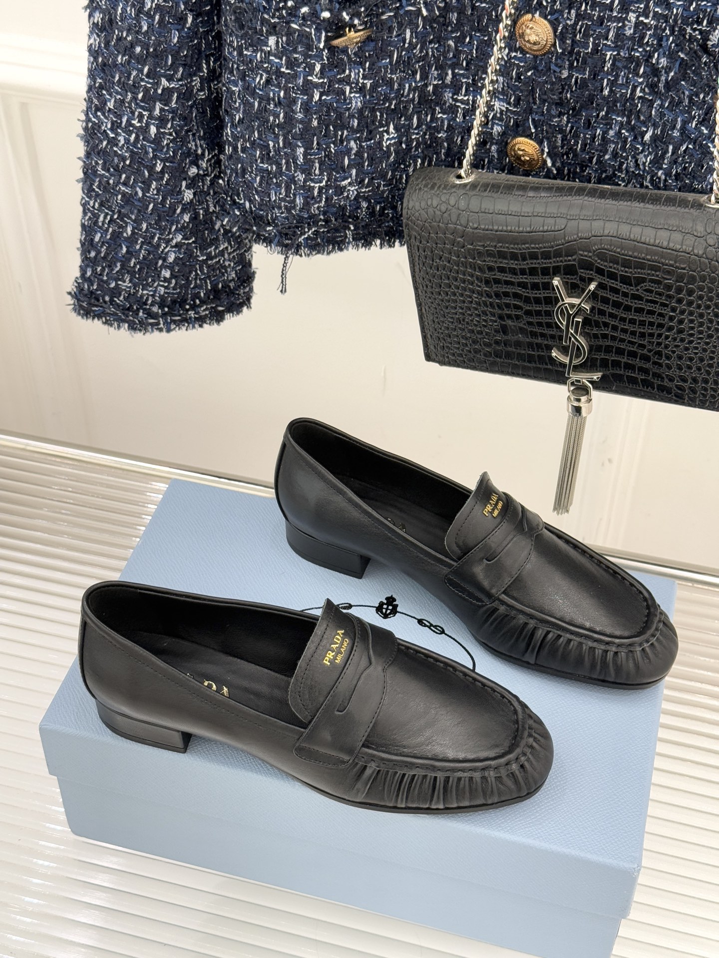 Prada/普拉达26WF新品小字母微标褶皱乐福鞋以意式极简重塑经典通勤美学。细腻皮革自带温润哑光质感手