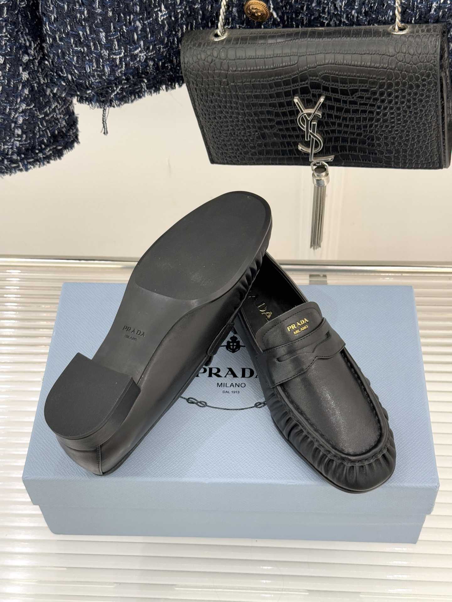 Prada/普拉达26WF新品小字母微标褶皱乐福鞋以意式极简重塑经典通勤美学。细腻皮革自带温润哑光质感手