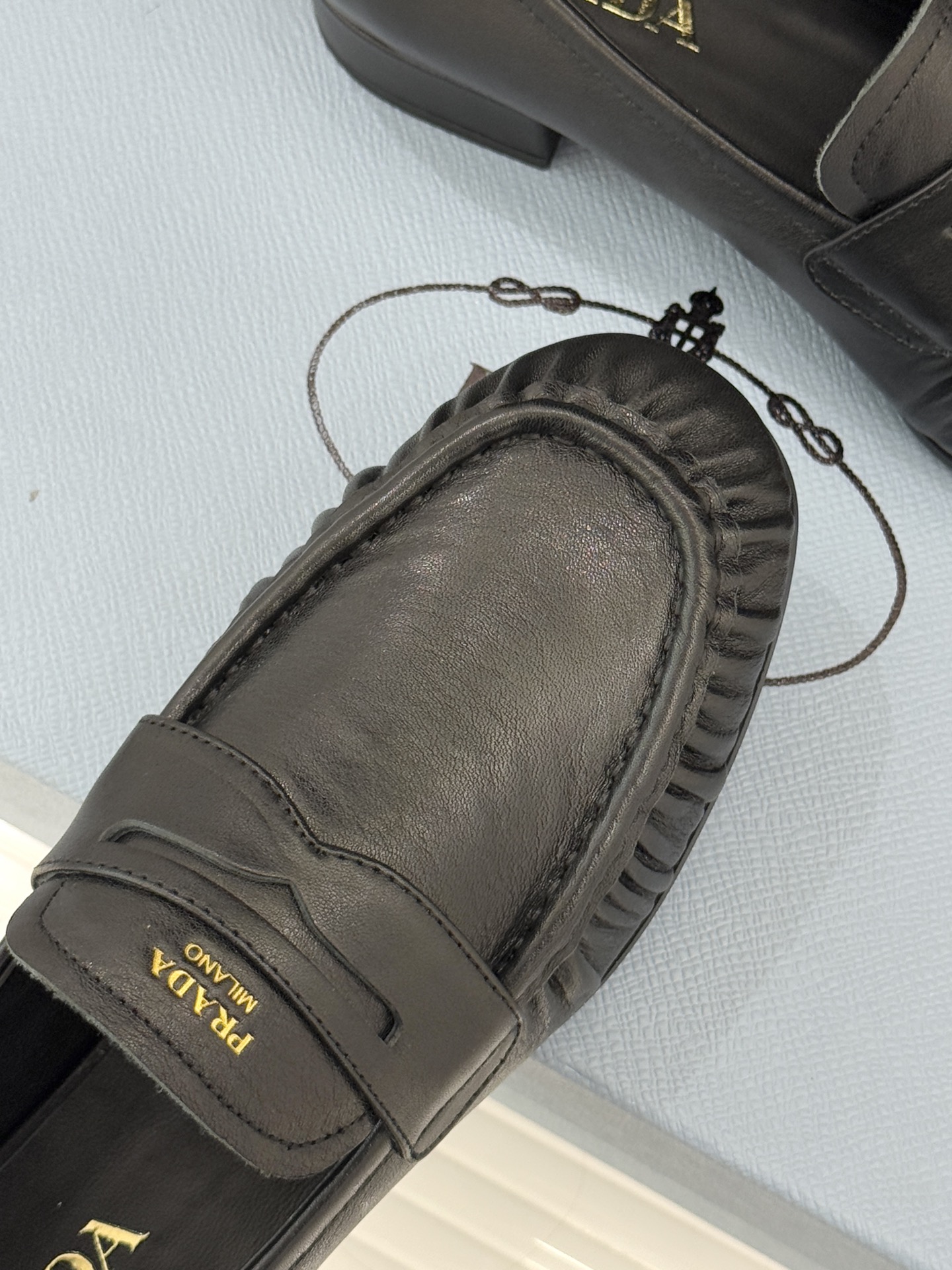 Prada/普拉达26WF新品小字母微标褶皱乐福鞋以意式极简重塑经典通勤美学。细腻皮革自带温润哑光质感手