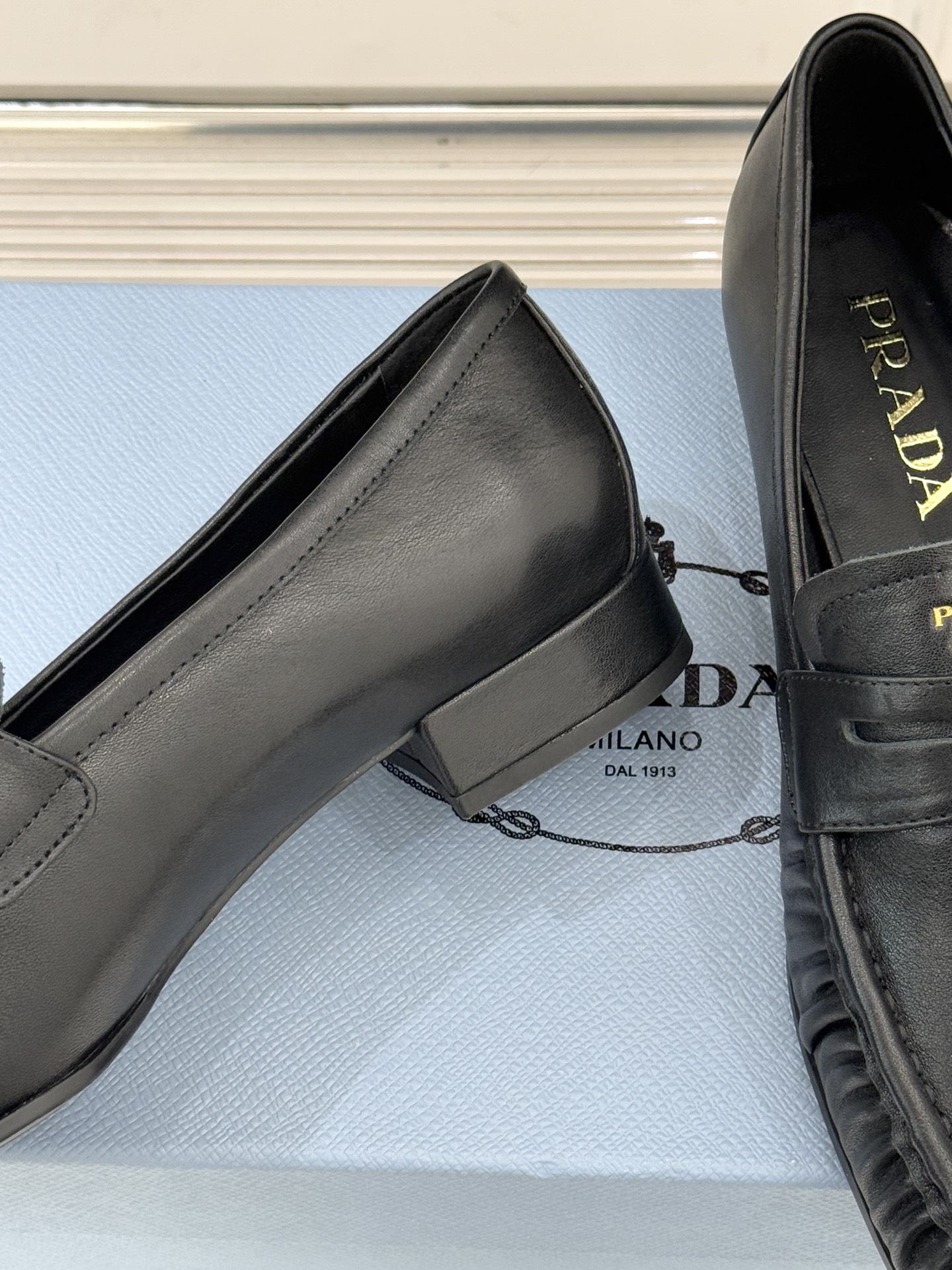 Prada/普拉达26WF新品小字母微标褶皱乐福鞋以意式极简重塑经典通勤美学。细腻皮革自带温润哑光质感手