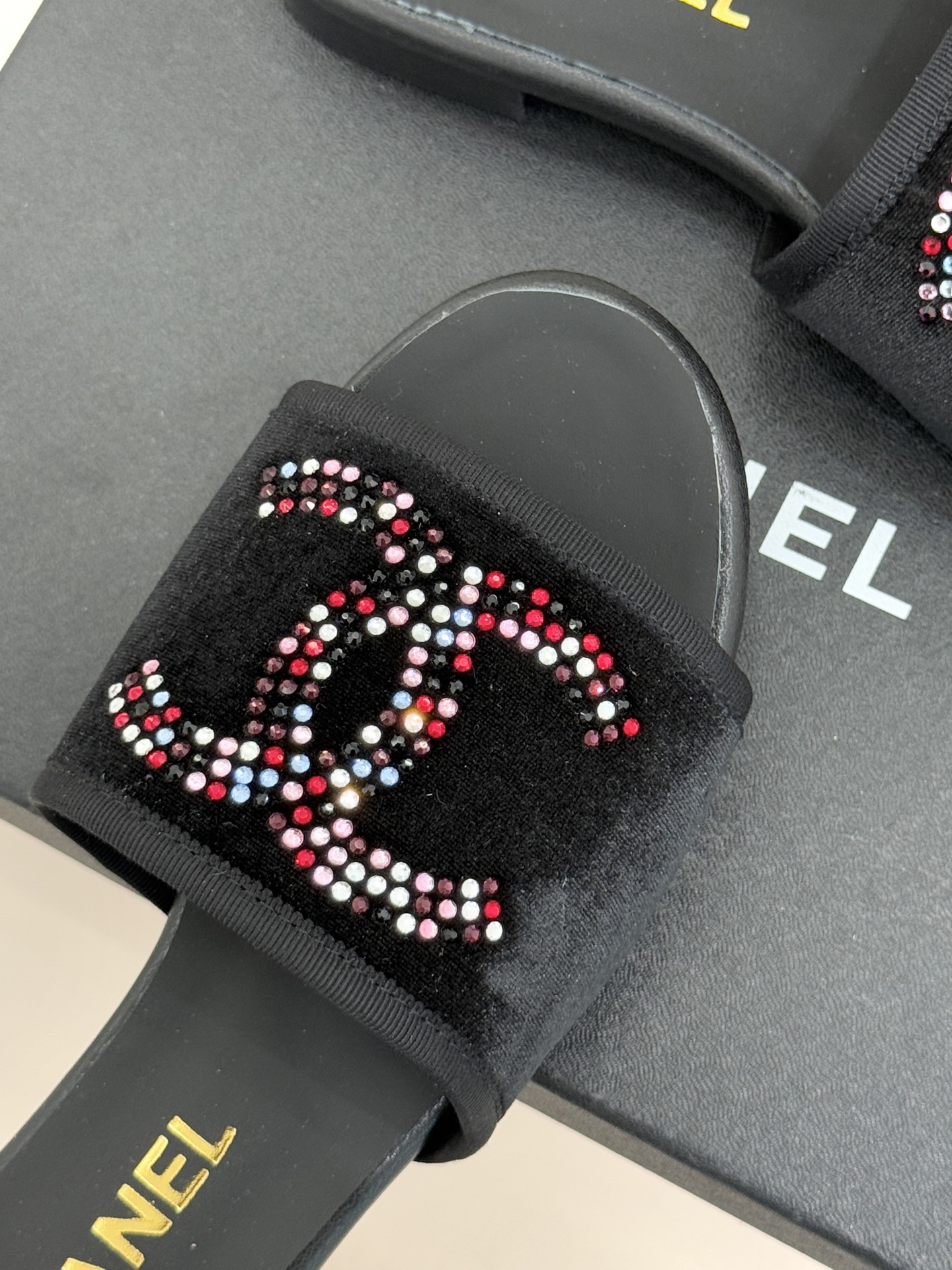 CHANE* ｜小香网纱双C水钻拖鞋将法式优雅与星光奢感完美相融。轻盈透视网纱自带朦胧仙气通透灵动 夏日