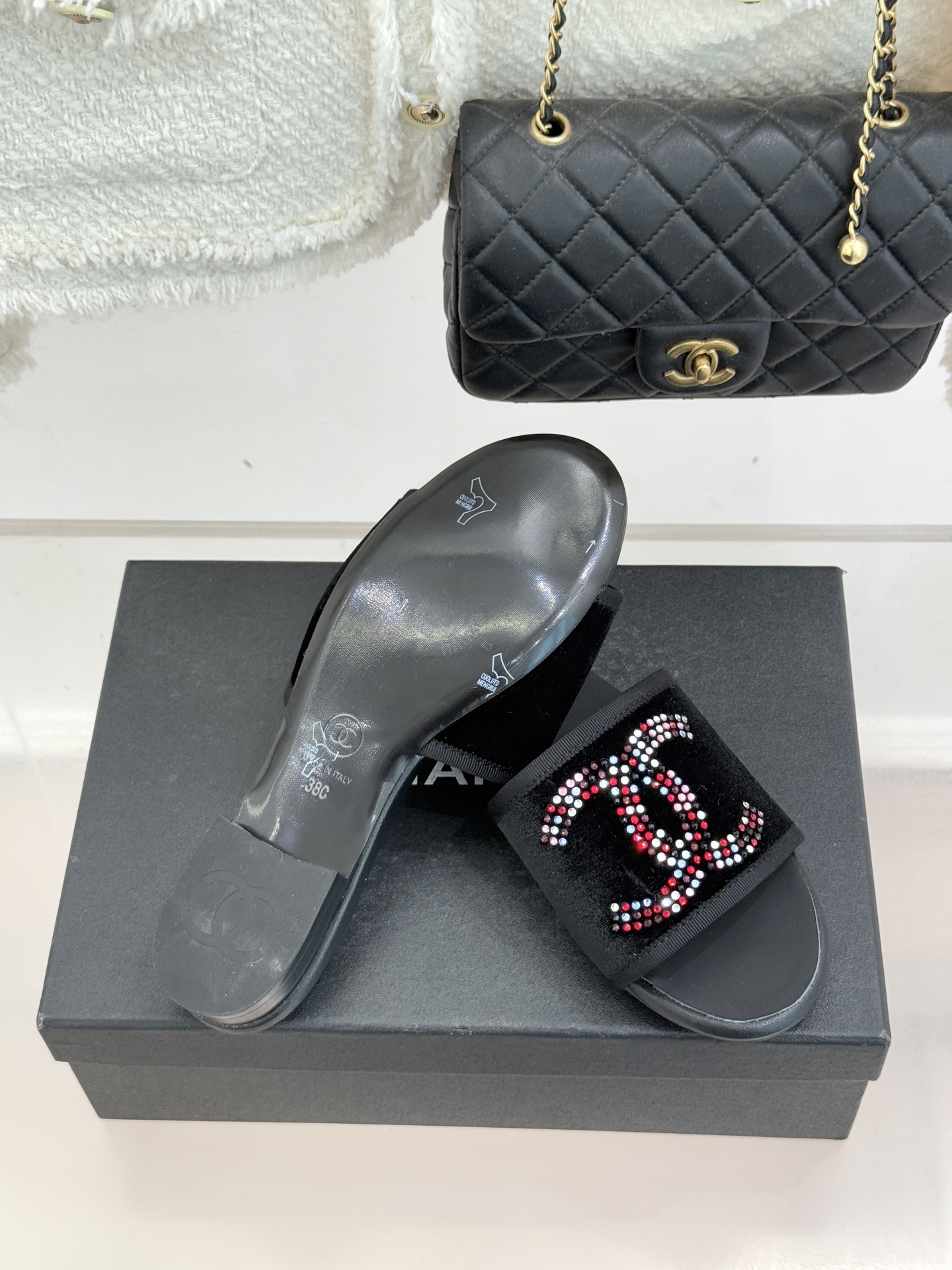 CHANE* ｜小香网纱双C水钻拖鞋将法式优雅与星光奢感完美相融。轻盈透视网纱自带朦胧仙气通透灵动 夏日