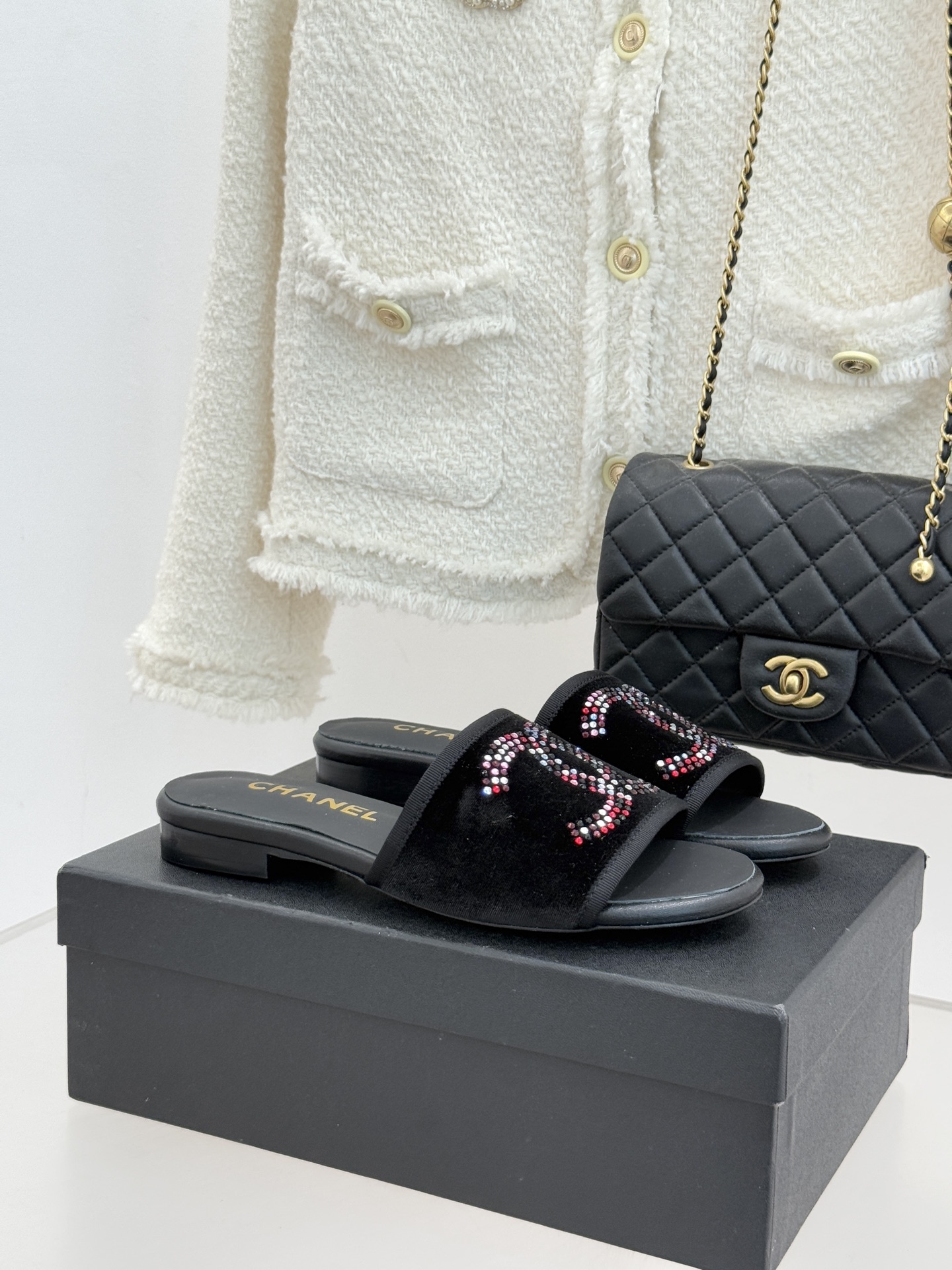 CHANE* ｜小香网纱双C水钻拖鞋将法式优雅与星光奢感完美相融。轻盈透视网纱自带朦胧仙气通透灵动 夏日