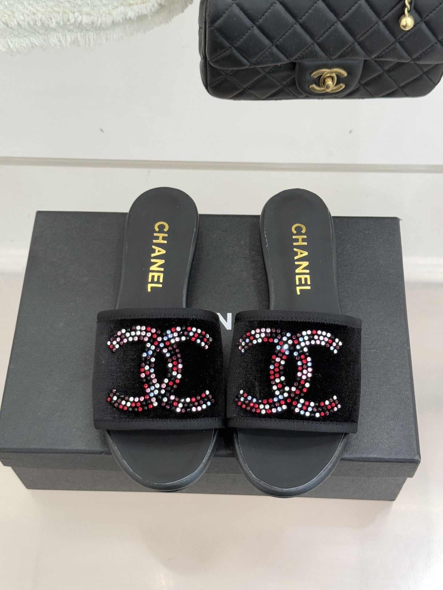 CHANE* ｜小香网纱双C水钻拖鞋将法式优雅与星光奢感完美相融。轻盈透视网纱自带朦胧仙气通透灵动 夏日