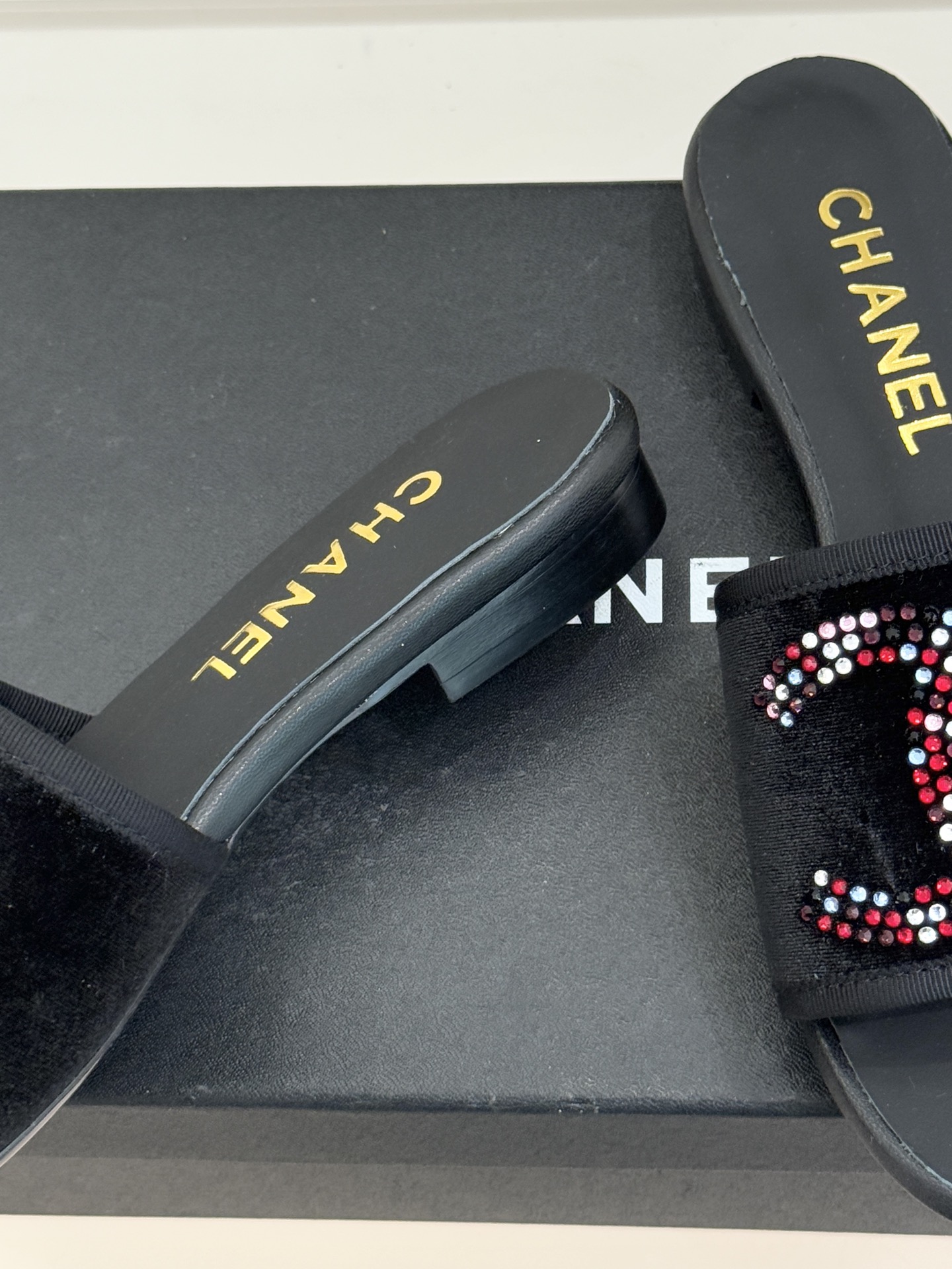 CHANE* ｜小香网纱双C水钻拖鞋将法式优雅与星光奢感完美相融。轻盈透视网纱自带朦胧仙气通透灵动 夏日