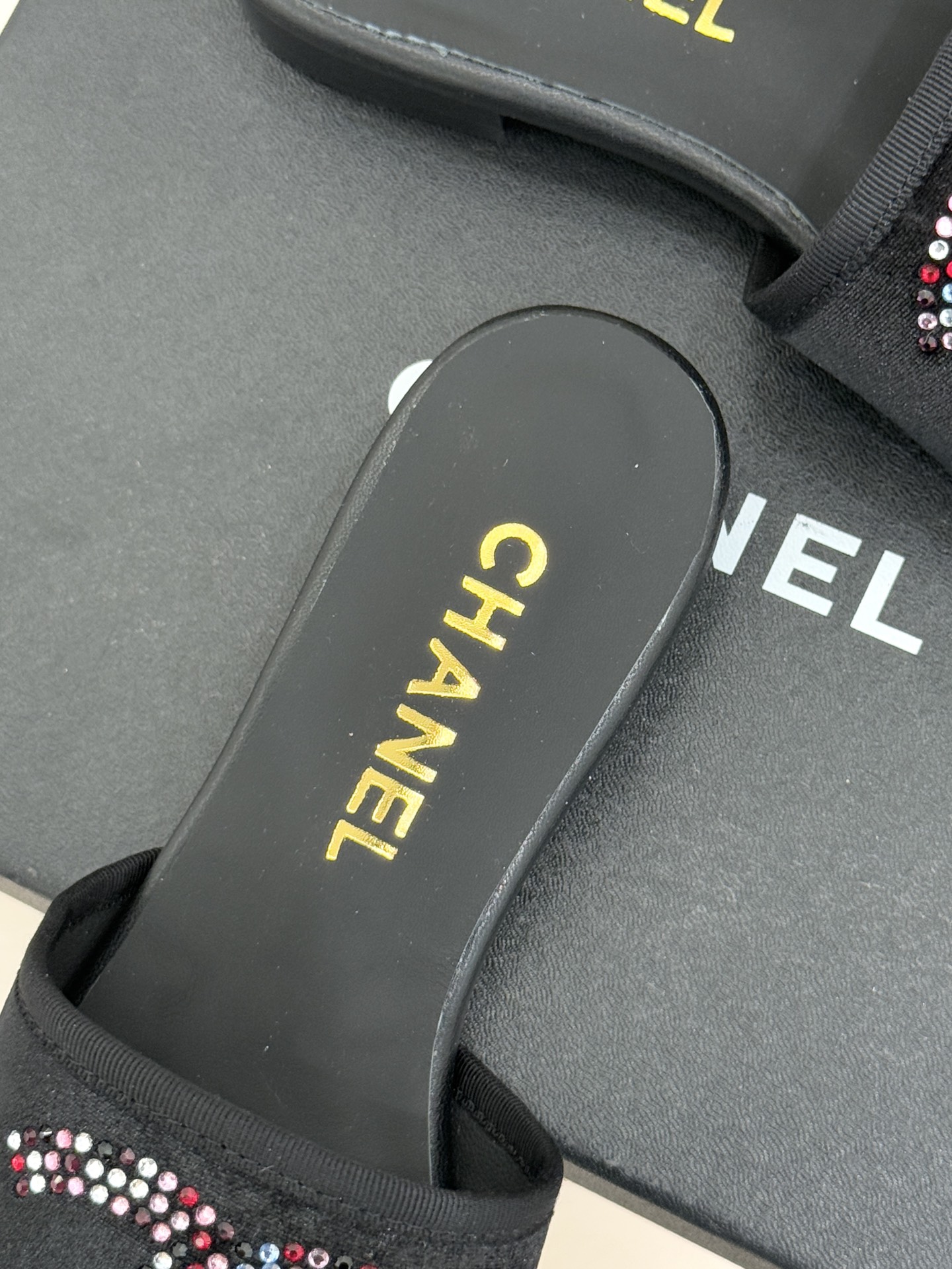 CHANE* ｜小香网纱双C水钻拖鞋将法式优雅与星光奢感完美相融。轻盈透视网纱自带朦胧仙气通透灵动 夏日