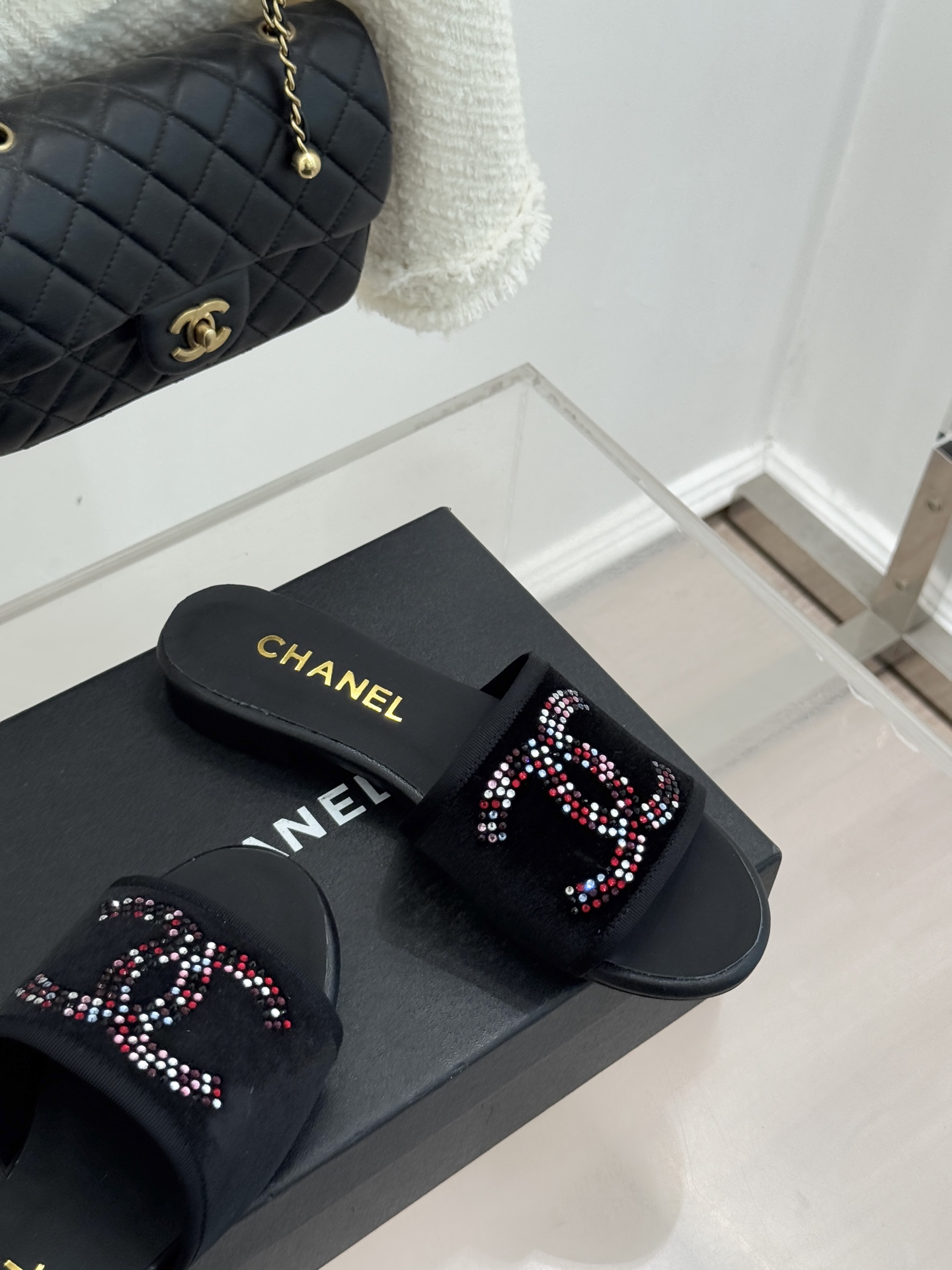 CHANE* ｜小香网纱双C水钻拖鞋将法式优雅与星光奢感完美相融。轻盈透视网纱自带朦胧仙气通透灵动 夏日