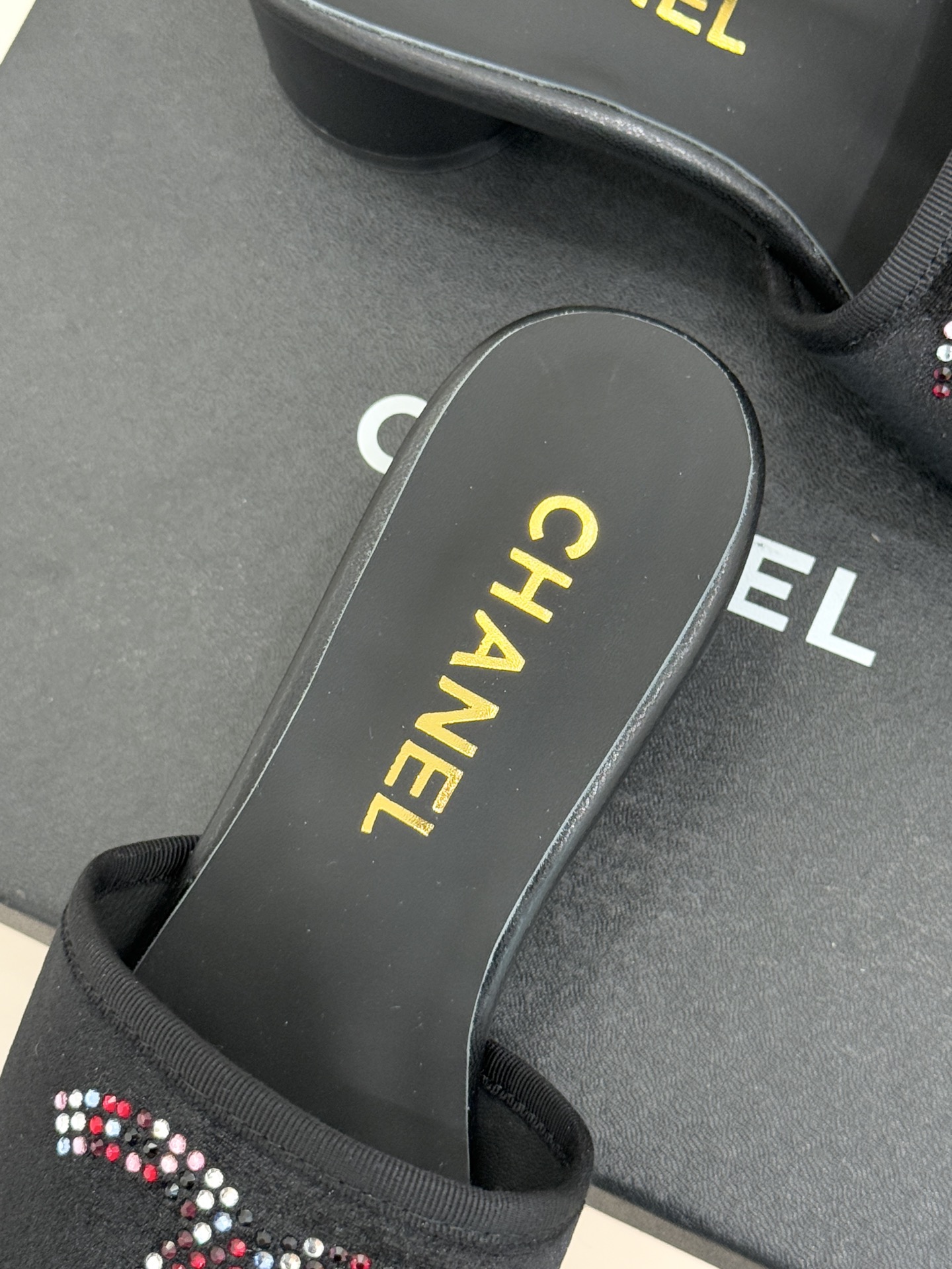 CHANE* ｜小香网纱双C水钻拖鞋将法式优雅与星光奢感完美相融。轻盈透视网纱自带朦胧仙气通透灵动 夏日