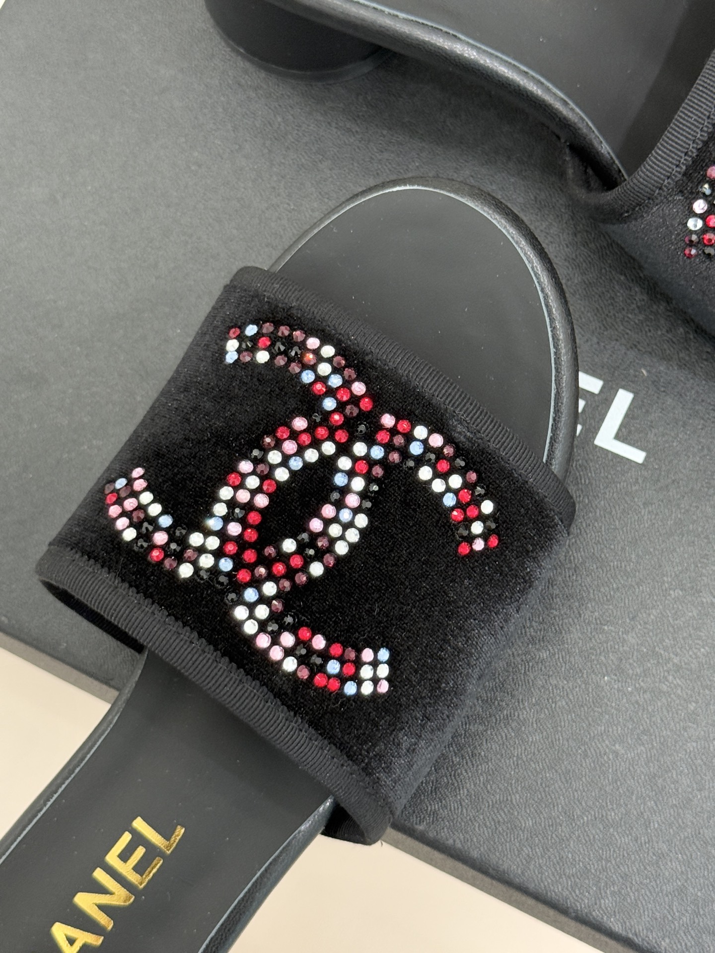 CHANE* ｜小香网纱双C水钻拖鞋将法式优雅与星光奢感完美相融。轻盈透视网纱自带朦胧仙气通透灵动 夏日