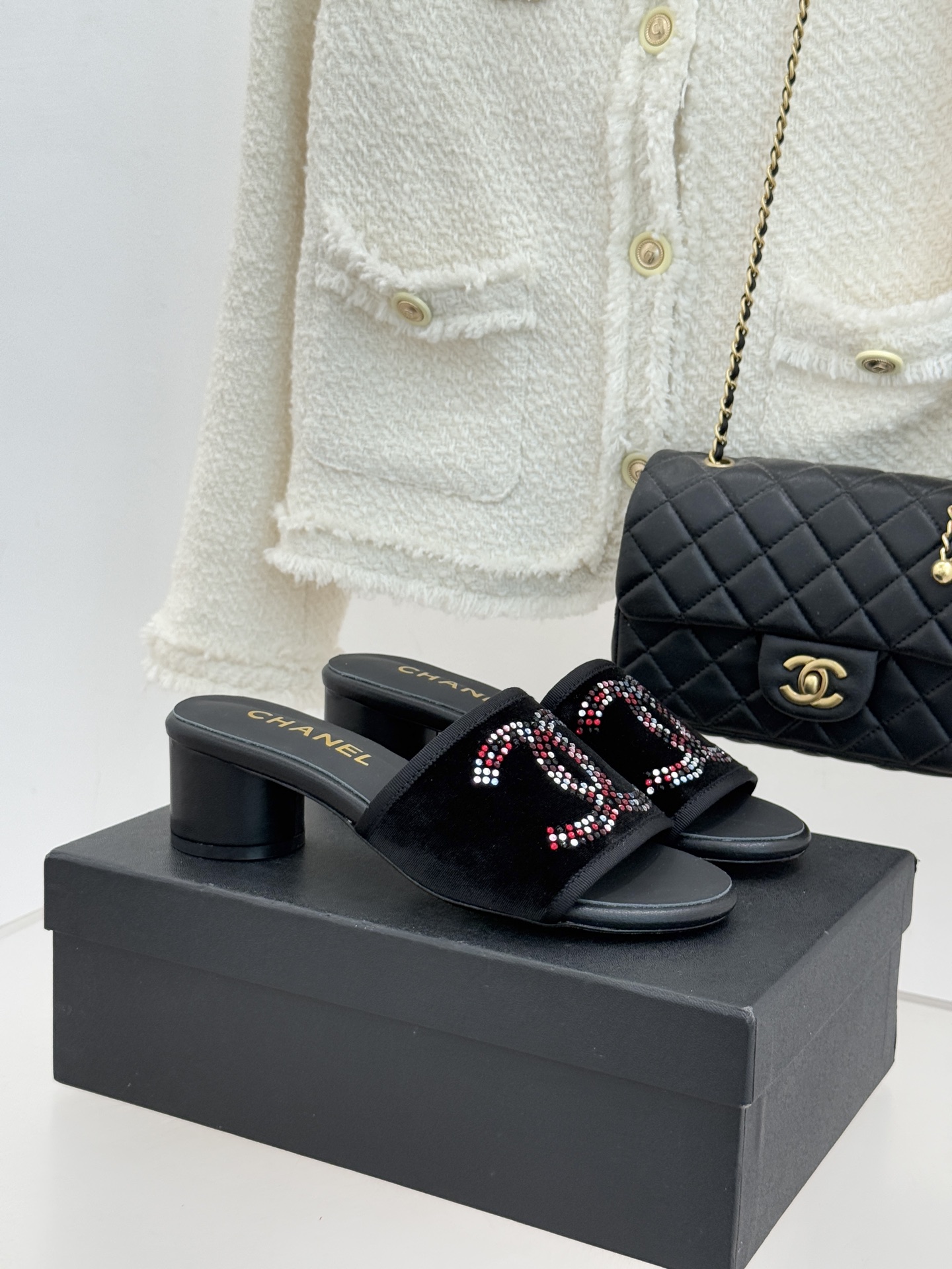 CHANE* ｜小香网纱双C水钻拖鞋将法式优雅与星光奢感完美相融。轻盈透视网纱自带朦胧仙气通透灵动 夏日