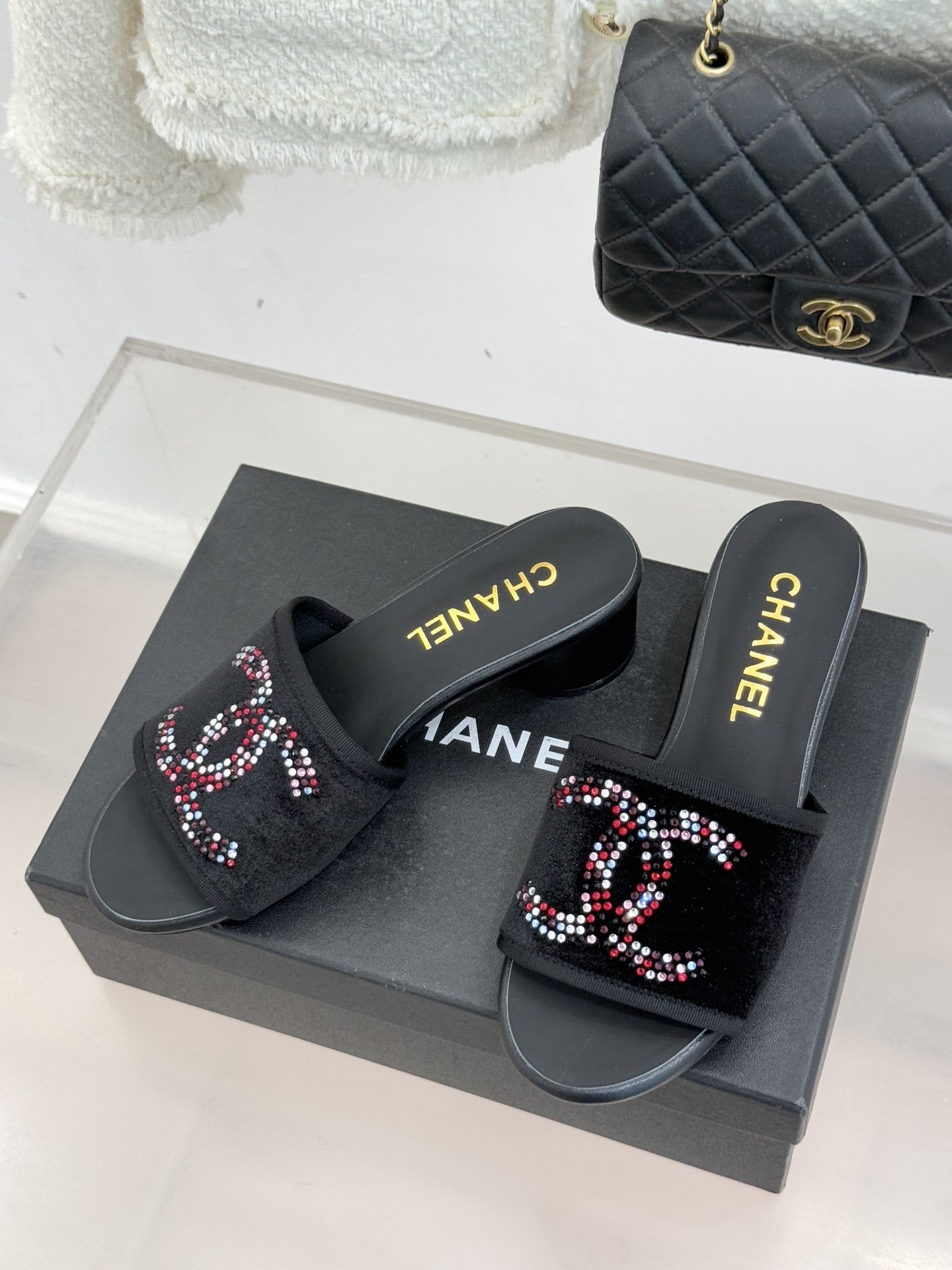 CHANE* ｜小香网纱双C水钻拖鞋将法式优雅与星光奢感完美相融。轻盈透视网纱自带朦胧仙气通透灵动 夏日