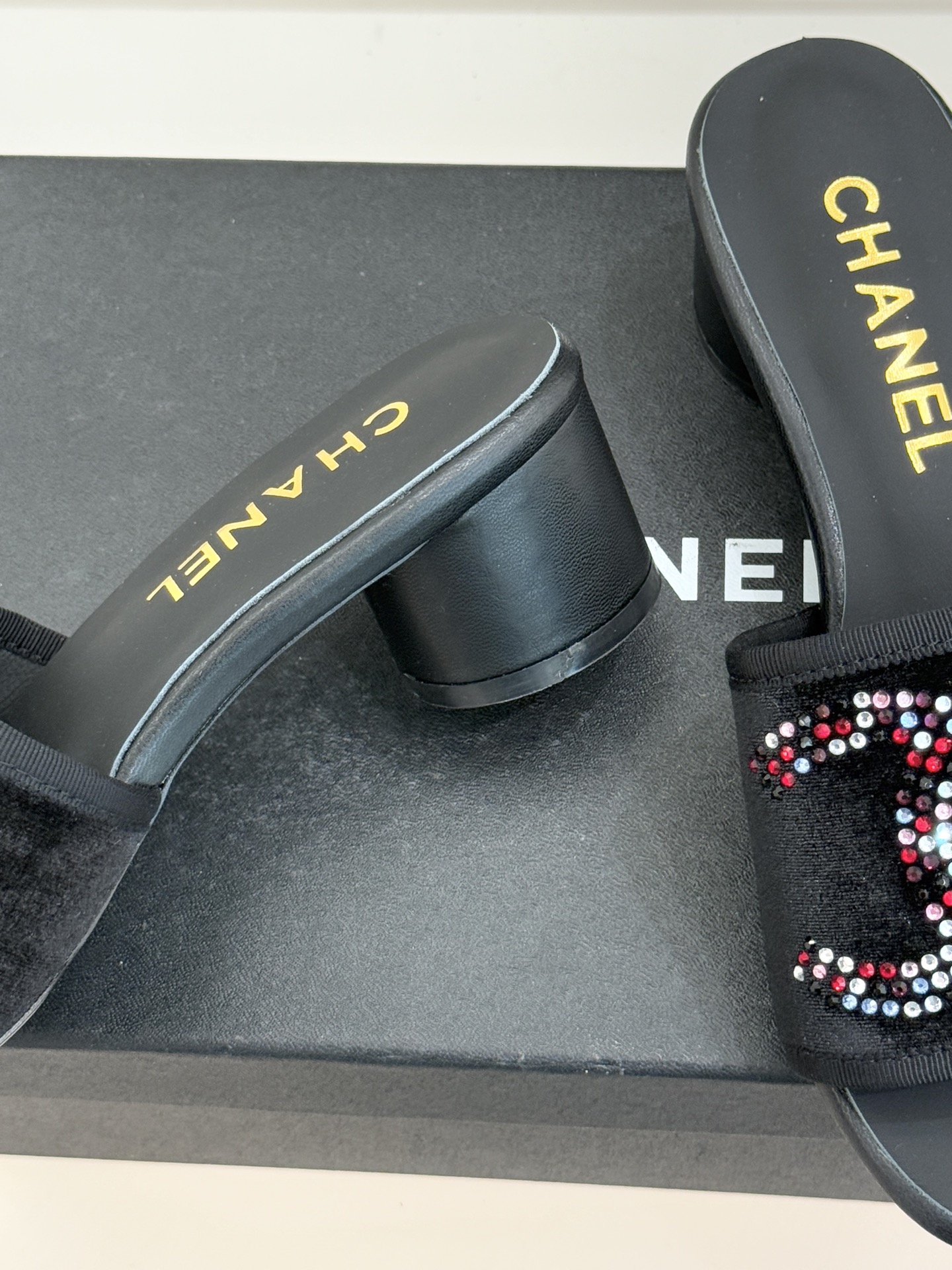 CHANE* ｜小香网纱双C水钻拖鞋将法式优雅与星光奢感完美相融。轻盈透视网纱自带朦胧仙气通透灵动 夏日