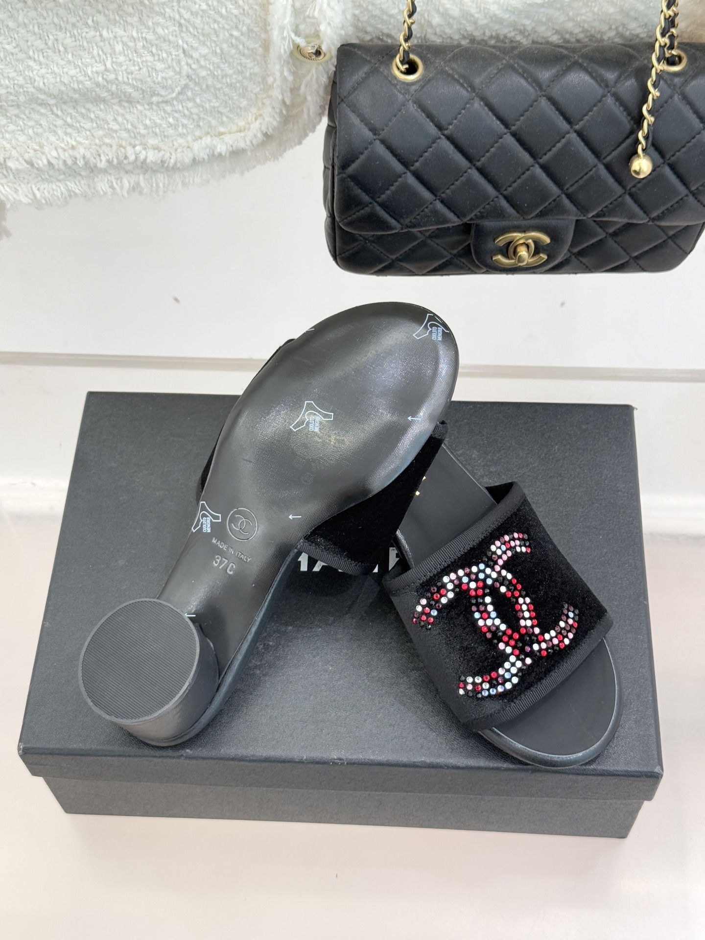 CHANE* ｜小香网纱双C水钻拖鞋将法式优雅与星光奢感完美相融。轻盈透视网纱自带朦胧仙气通透灵动 夏日