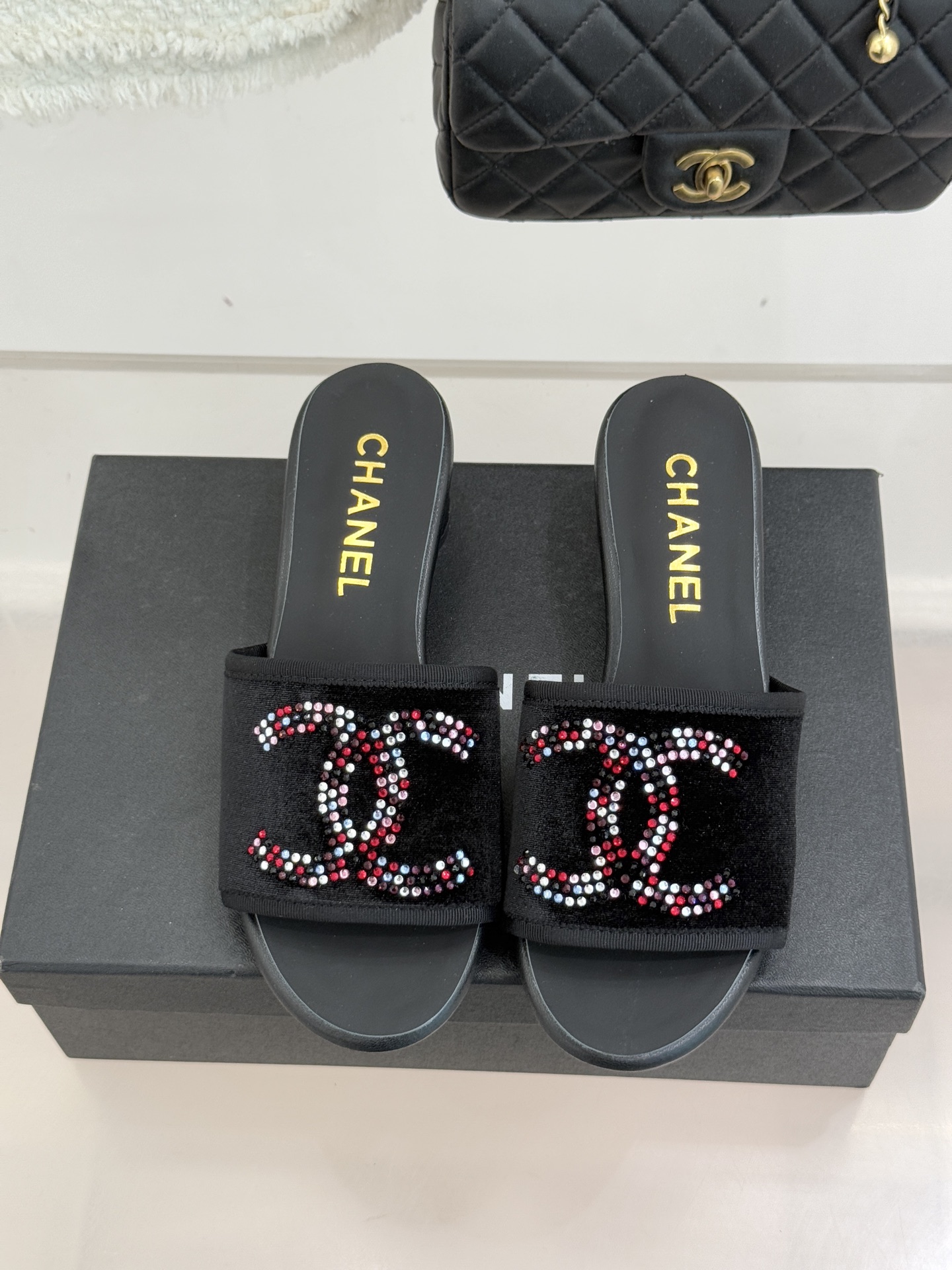 CHANE* ｜小香网纱双C水钻拖鞋将法式优雅与星光奢感完美相融。轻盈透视网纱自带朦胧仙气通透灵动 夏日