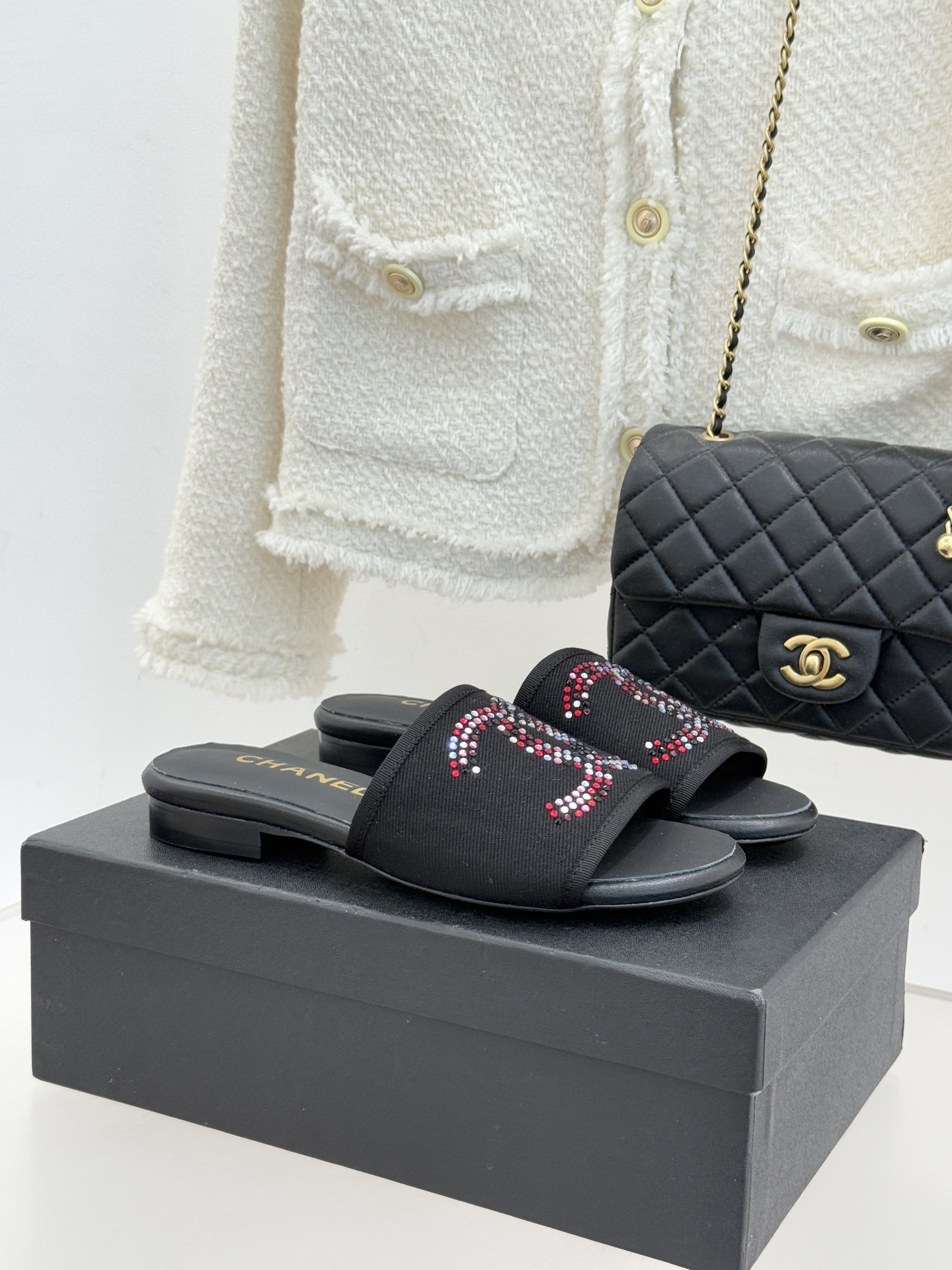 CHANE* ｜小香网纱双C水钻拖鞋将法式优雅与星光奢感完美相融。轻盈透视网纱自带朦胧仙气通透灵动 夏日